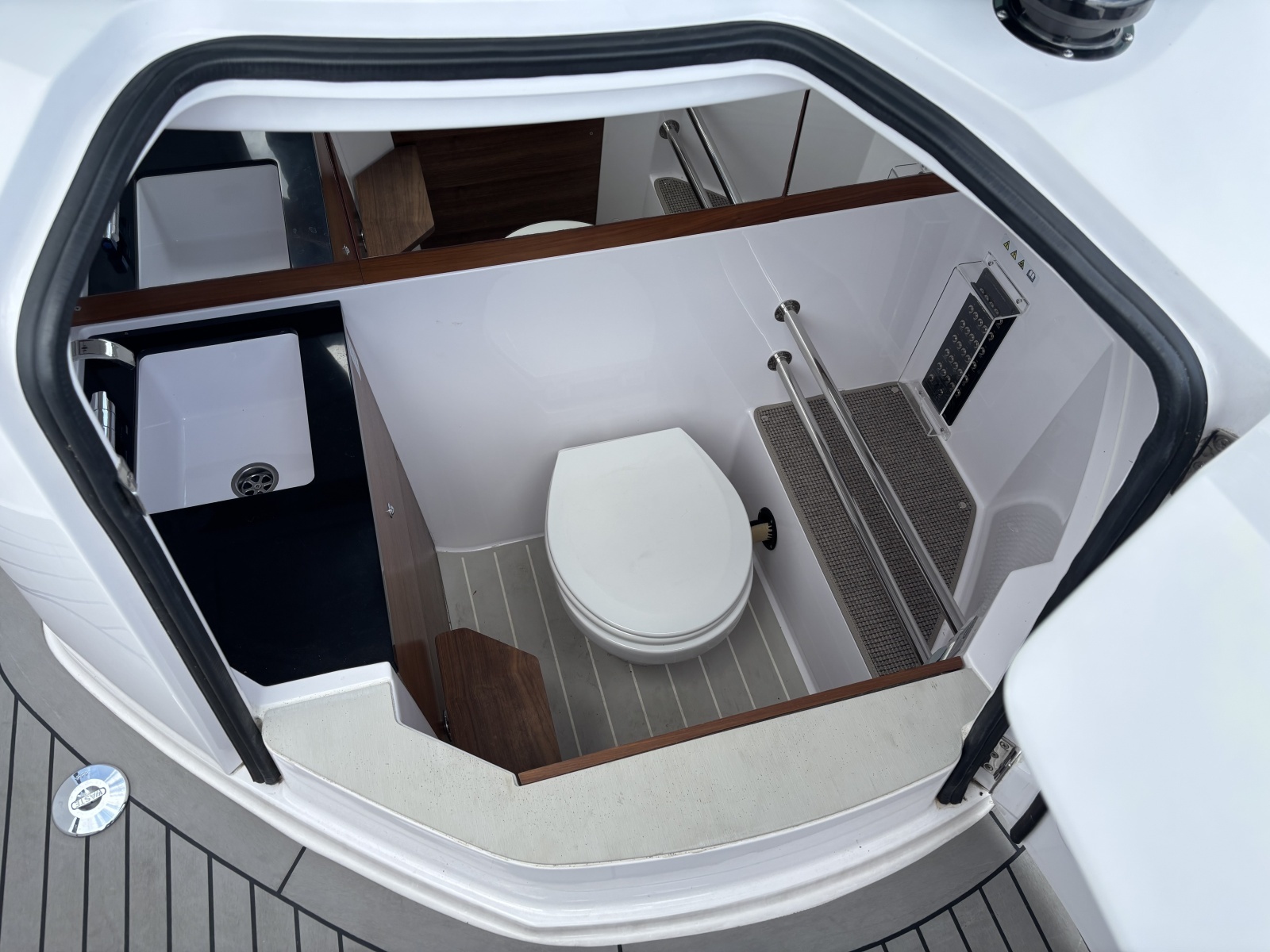 2021 Axopar 28 Cabin