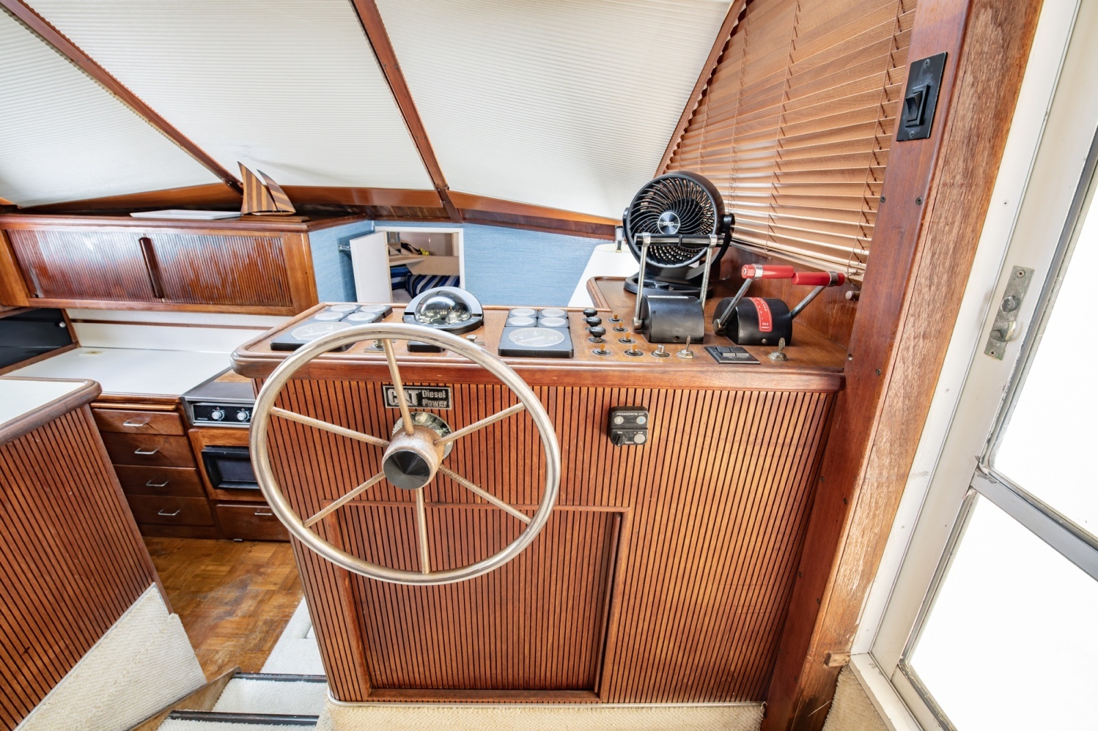 1988 Tollycraft 44 Cockpit M.Y.