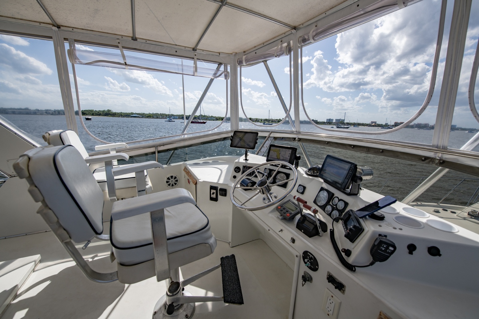 1988 Tollycraft 44 Cockpit M.Y.
