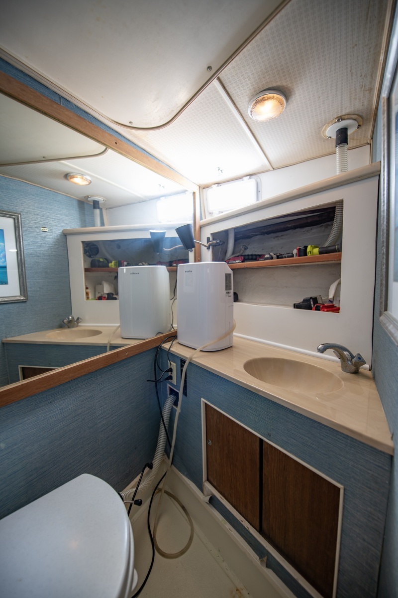 1988 Tollycraft 44 Cockpit M.Y.