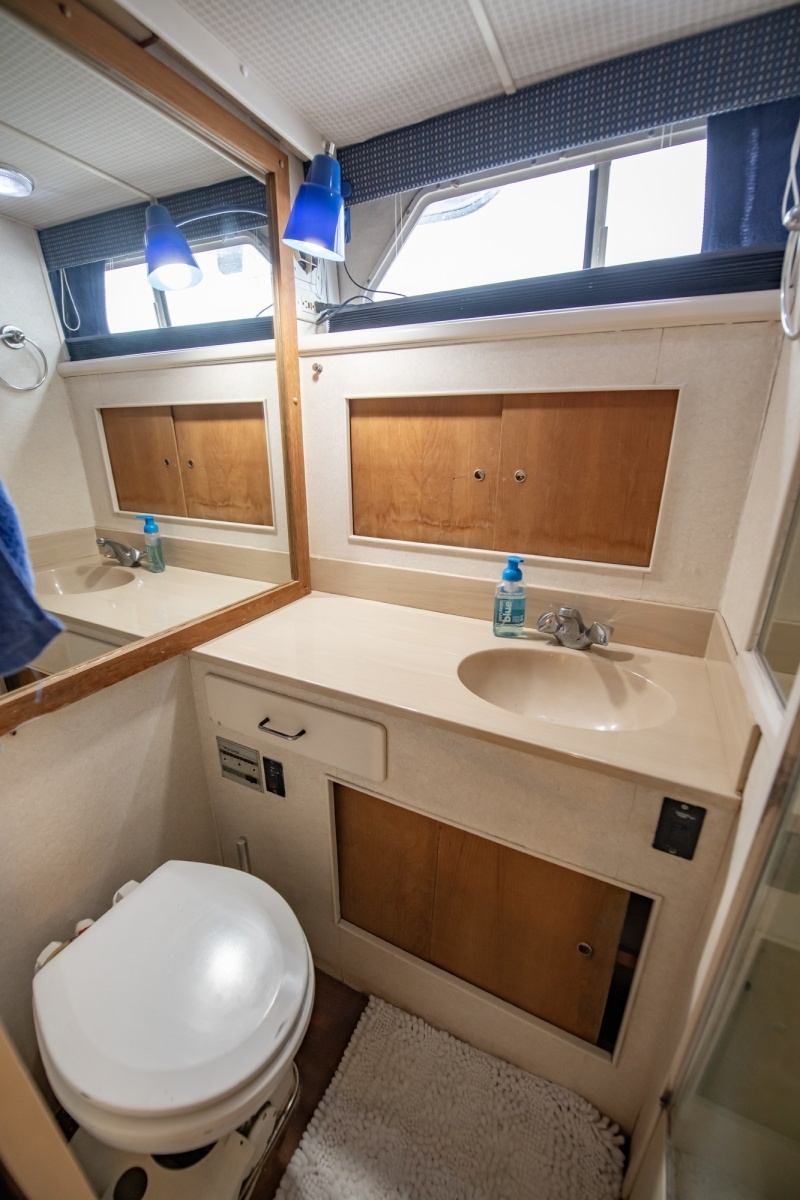 1988 Tollycraft 44 Cockpit M.Y.
