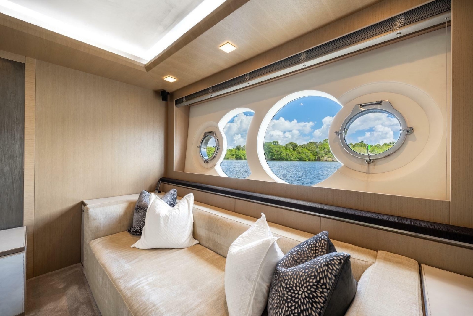 2015 Monte Carlo Yachts MCY 86