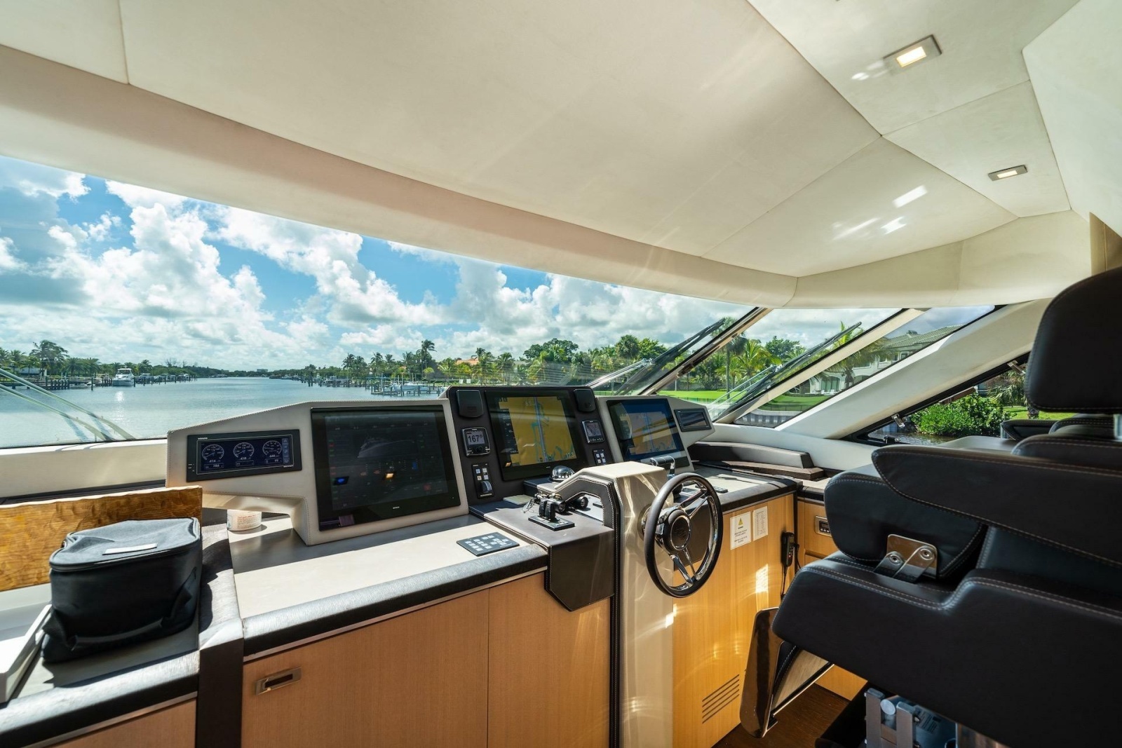 2015 Monte Carlo Yachts MCY 86