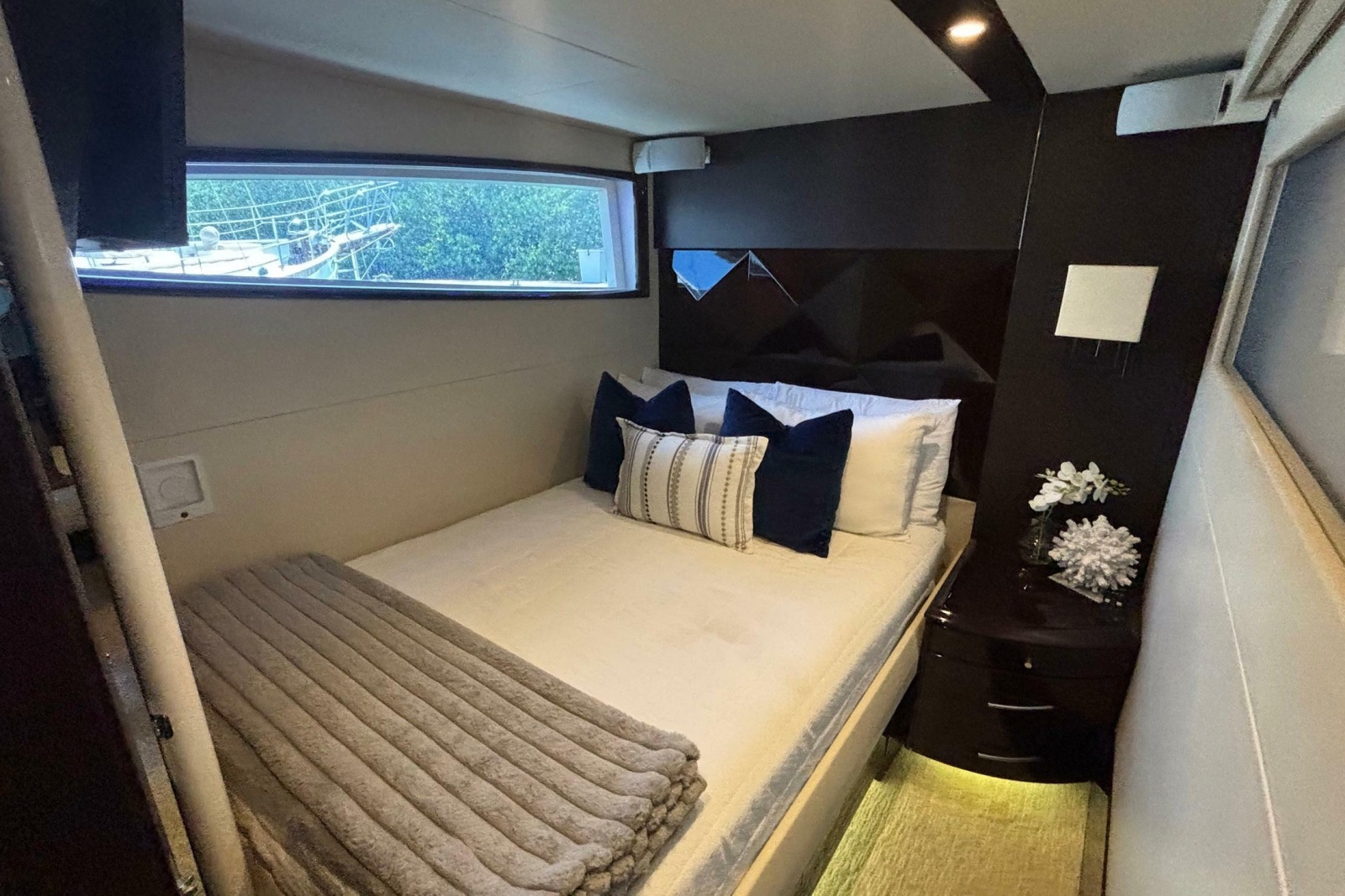 2008 Lazzara Yachts LSX 75