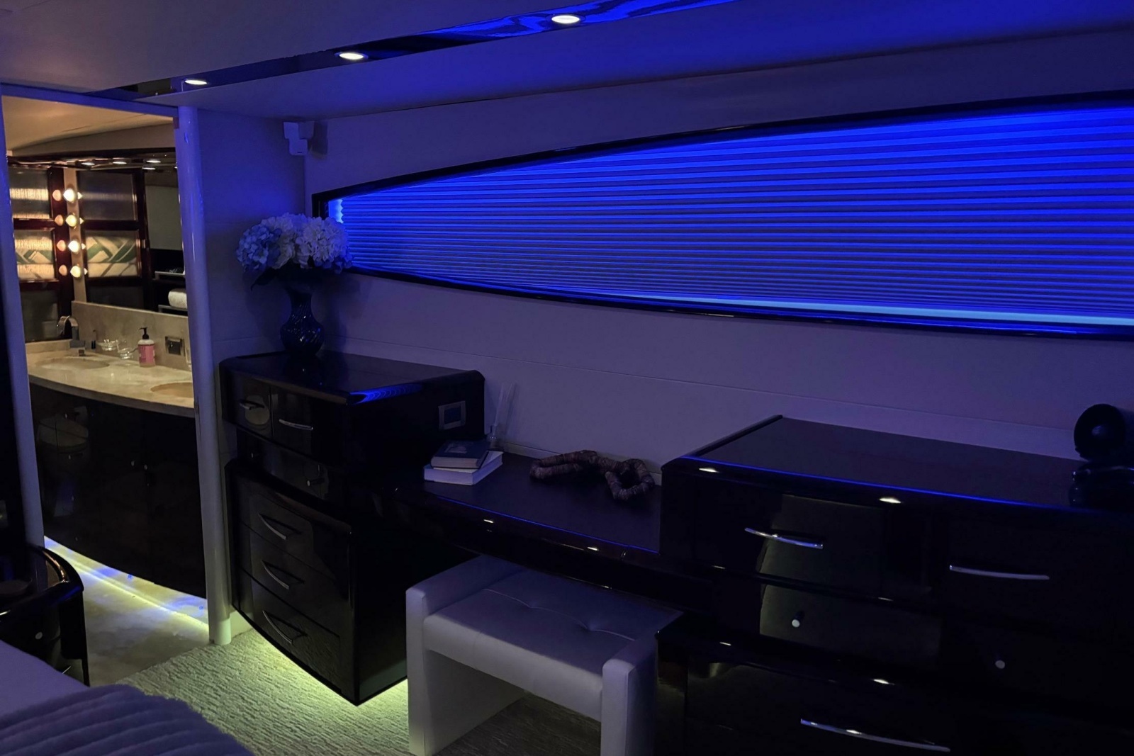 2008 Lazzara Yachts LSX 75