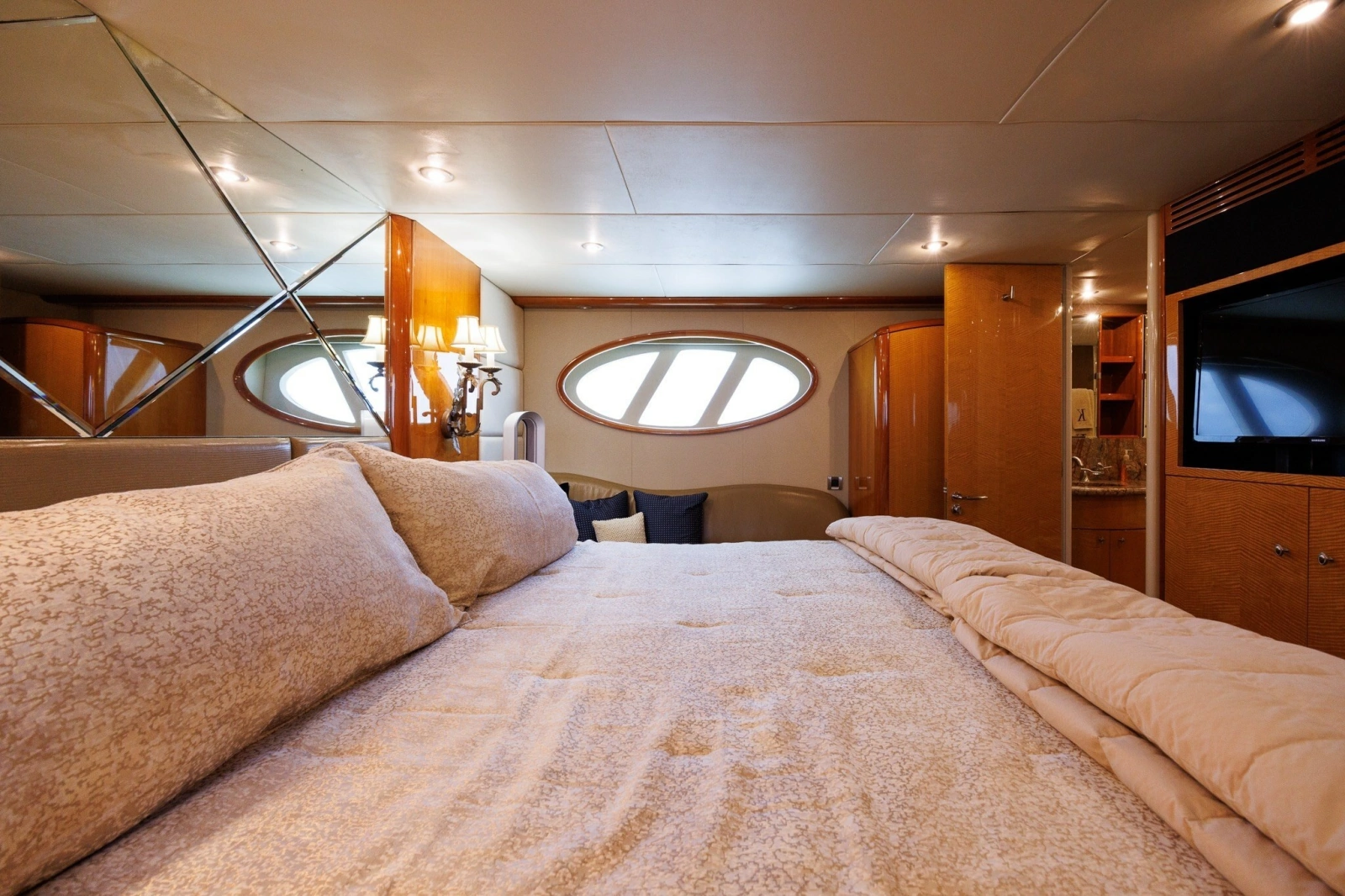 2007 Lazzara Yachts 74 MOTOR YACHT