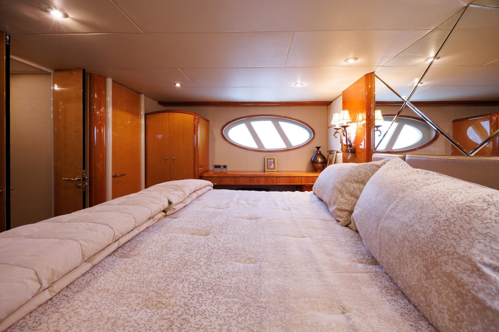 2007 Lazzara Yachts 74 MOTOR YACHT