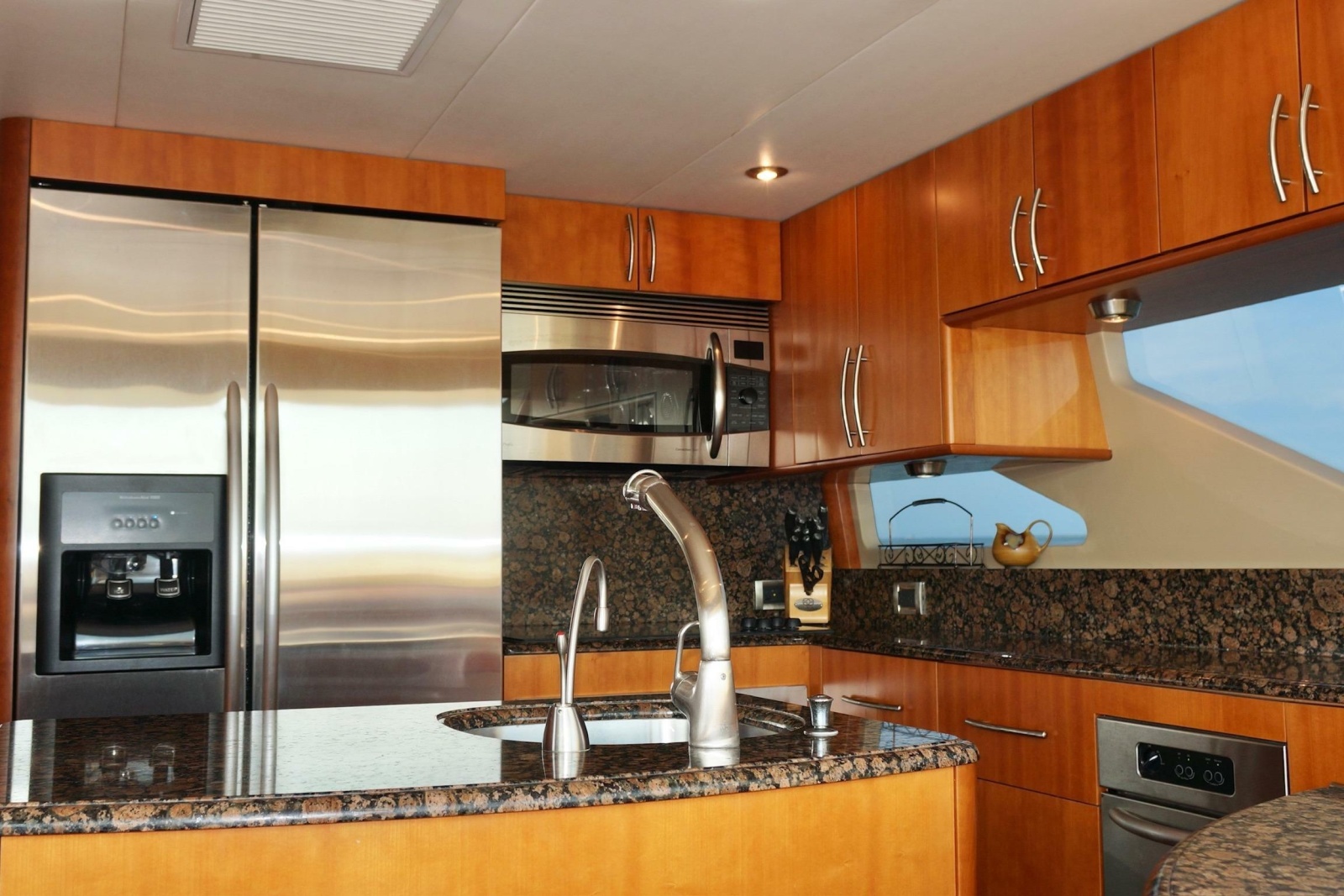 2007 Lazzara Yachts 74 MOTOR YACHT