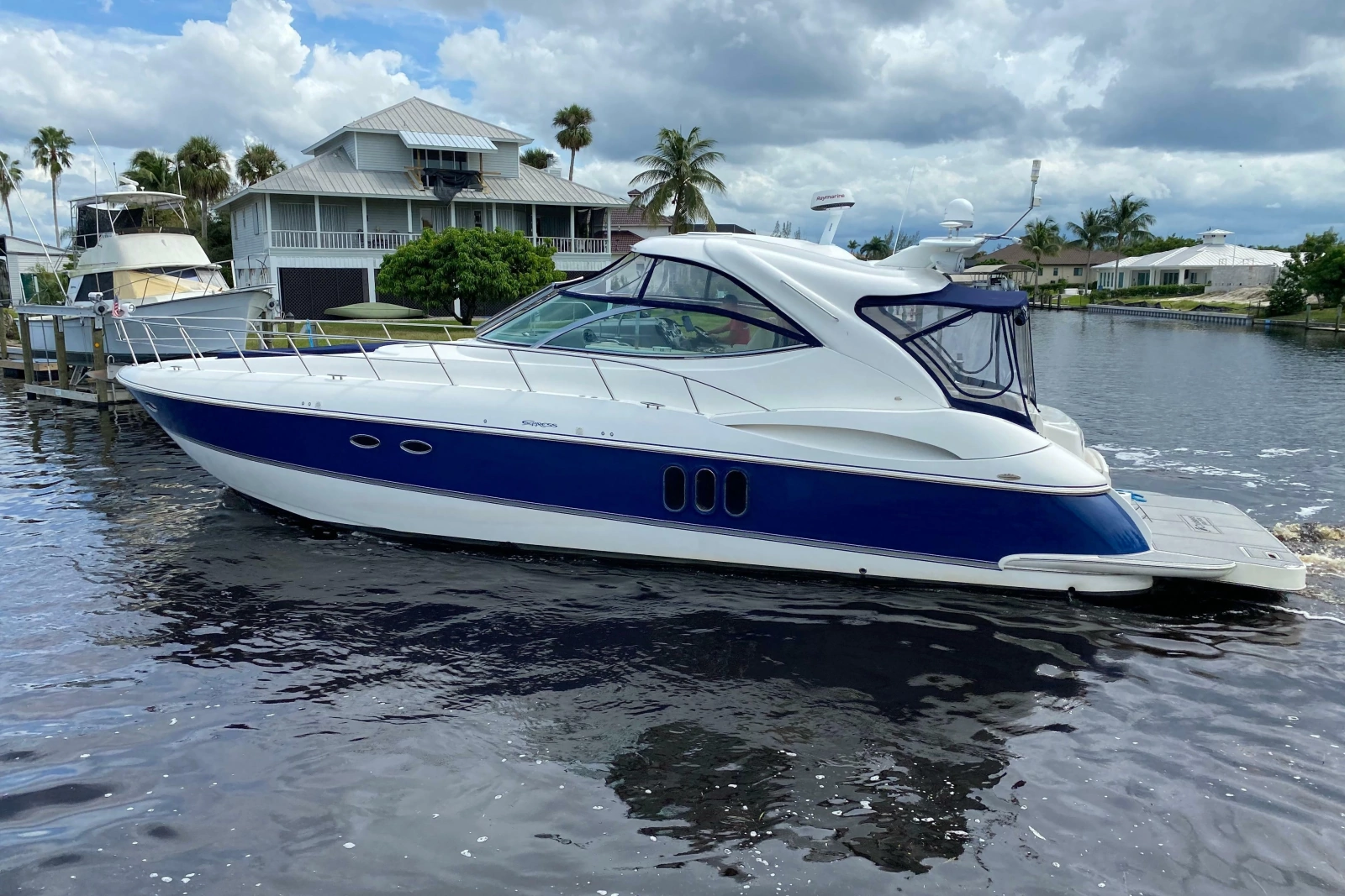 2006 Cruisers Yachts 520 Express