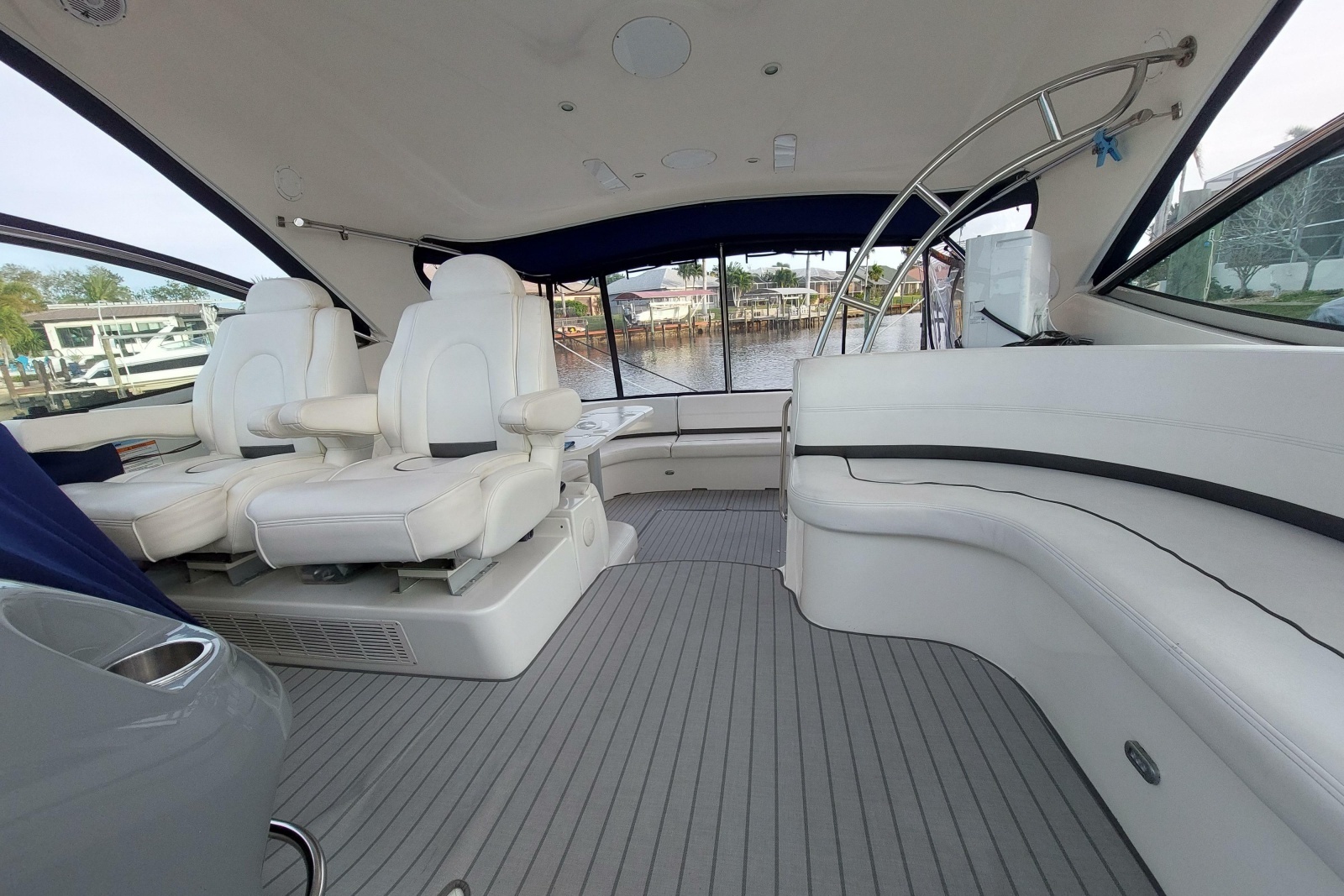 2006 Cruisers Yachts 520 Express