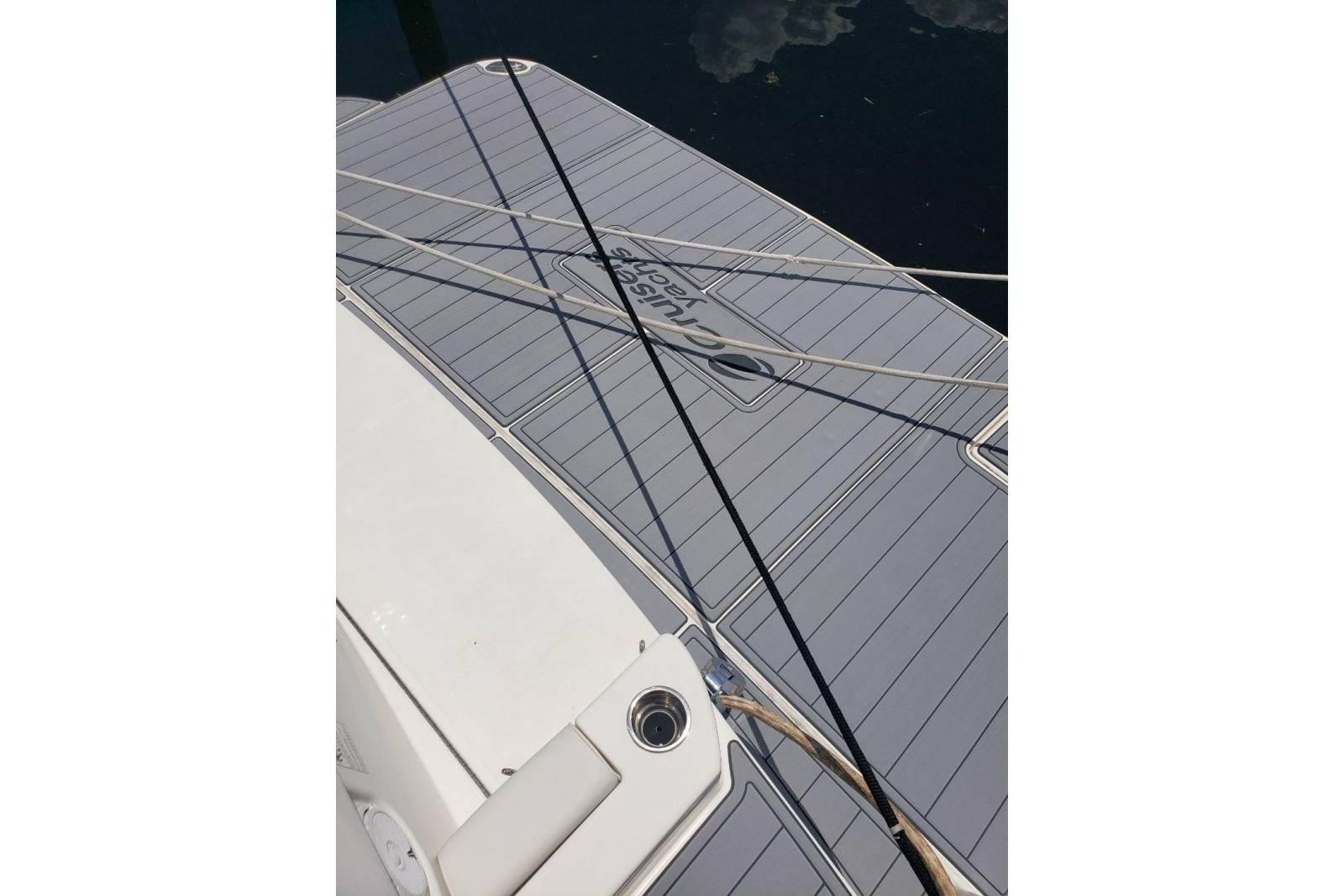 2006 Cruisers Yachts 520 Express