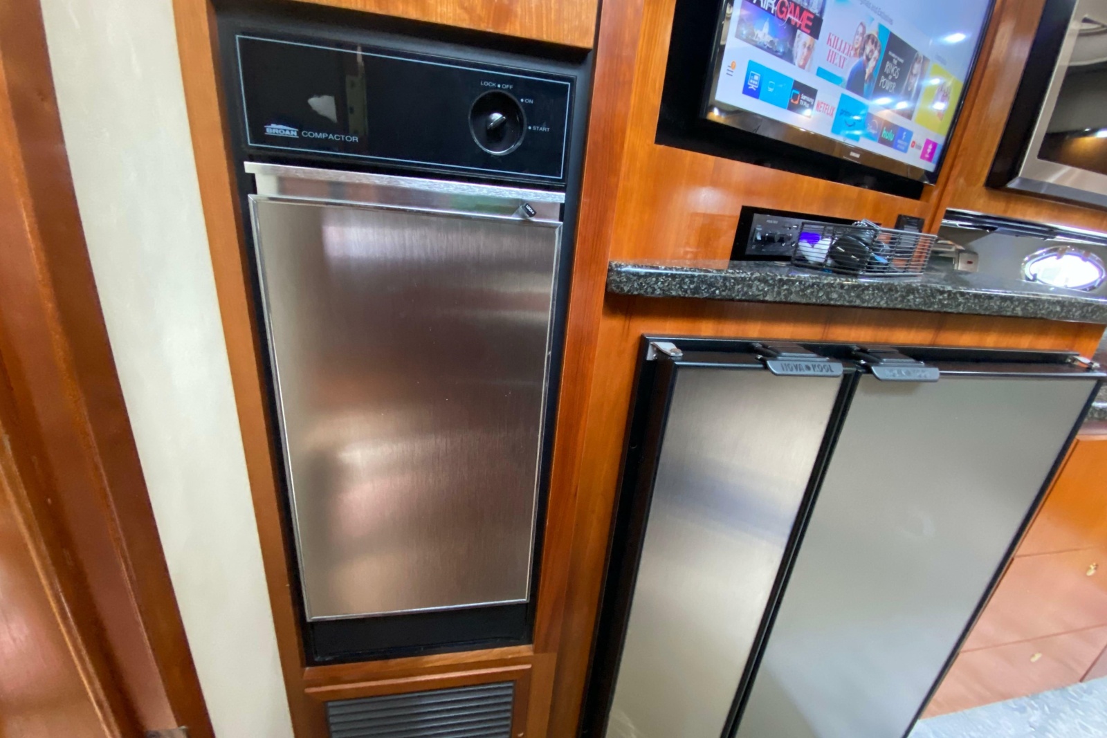 2006 Cruisers Yachts 520 Express