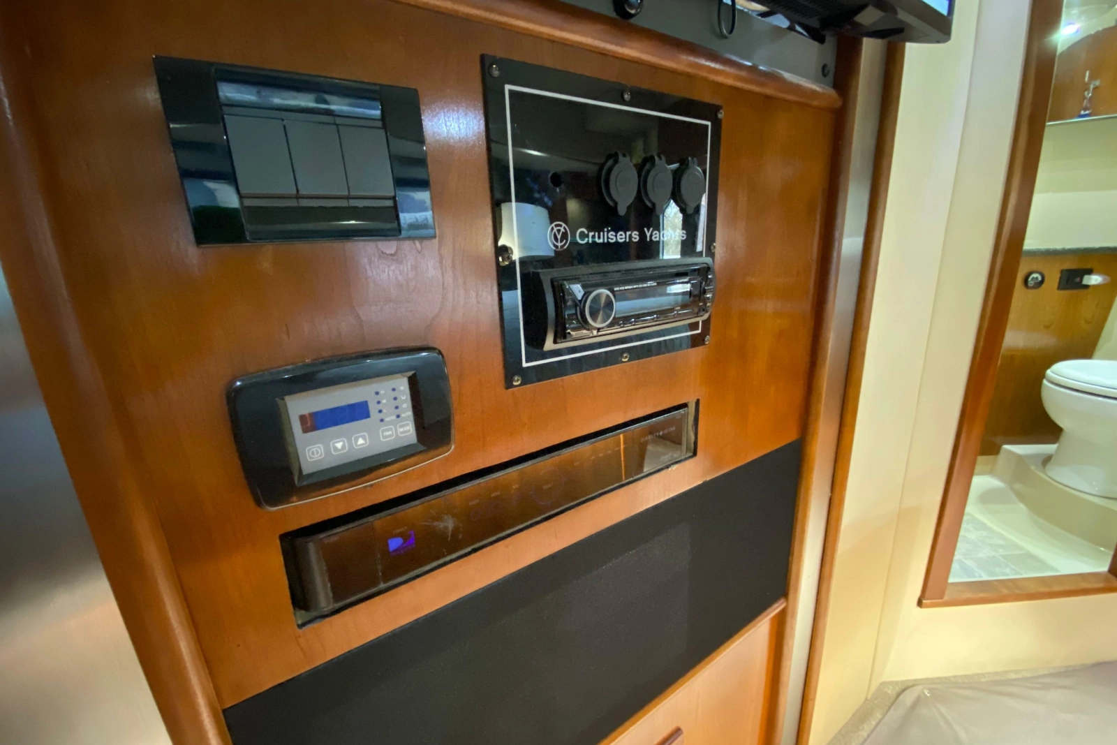 2006 Cruisers Yachts 520 Express