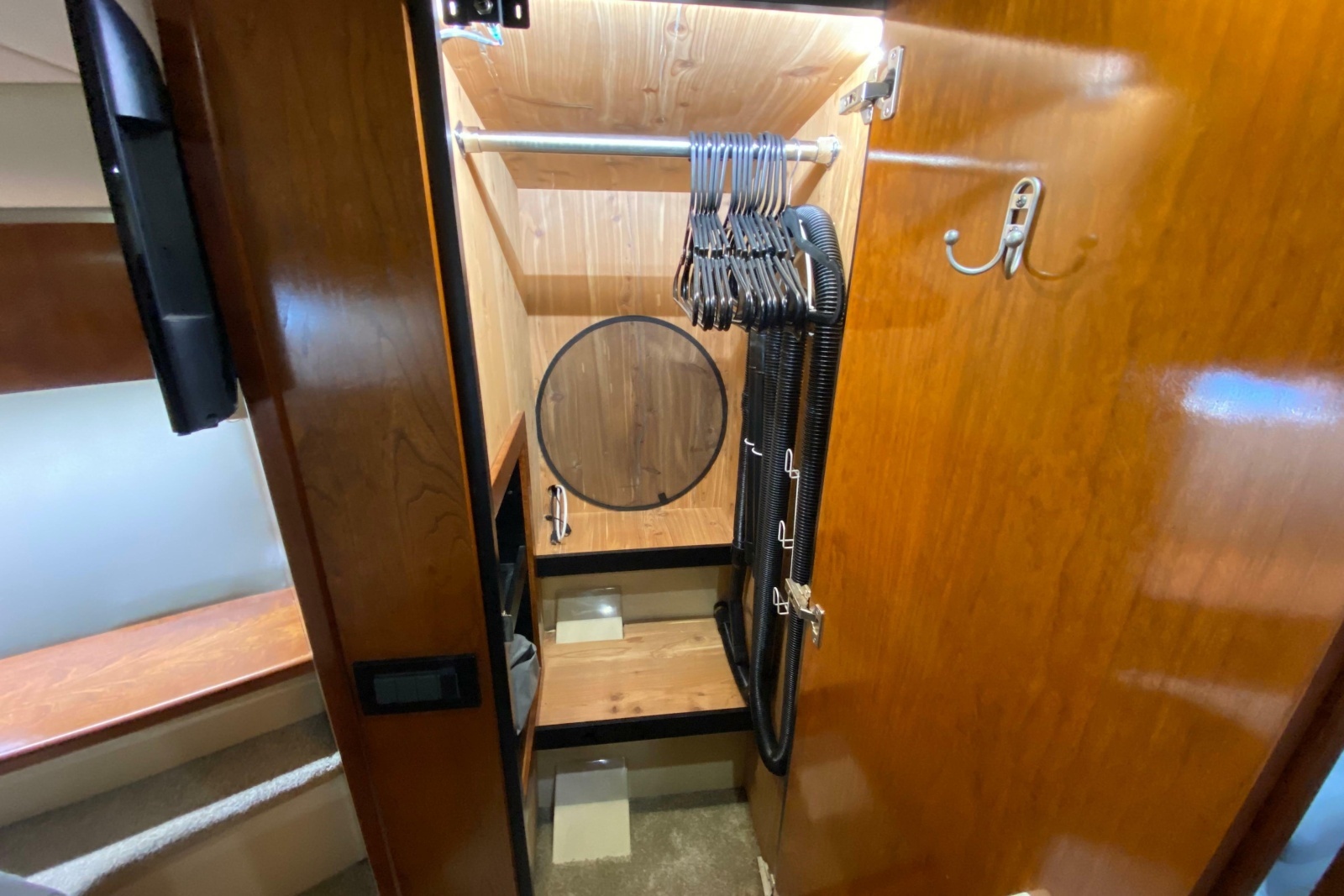 2006 Cruisers Yachts 520 Express