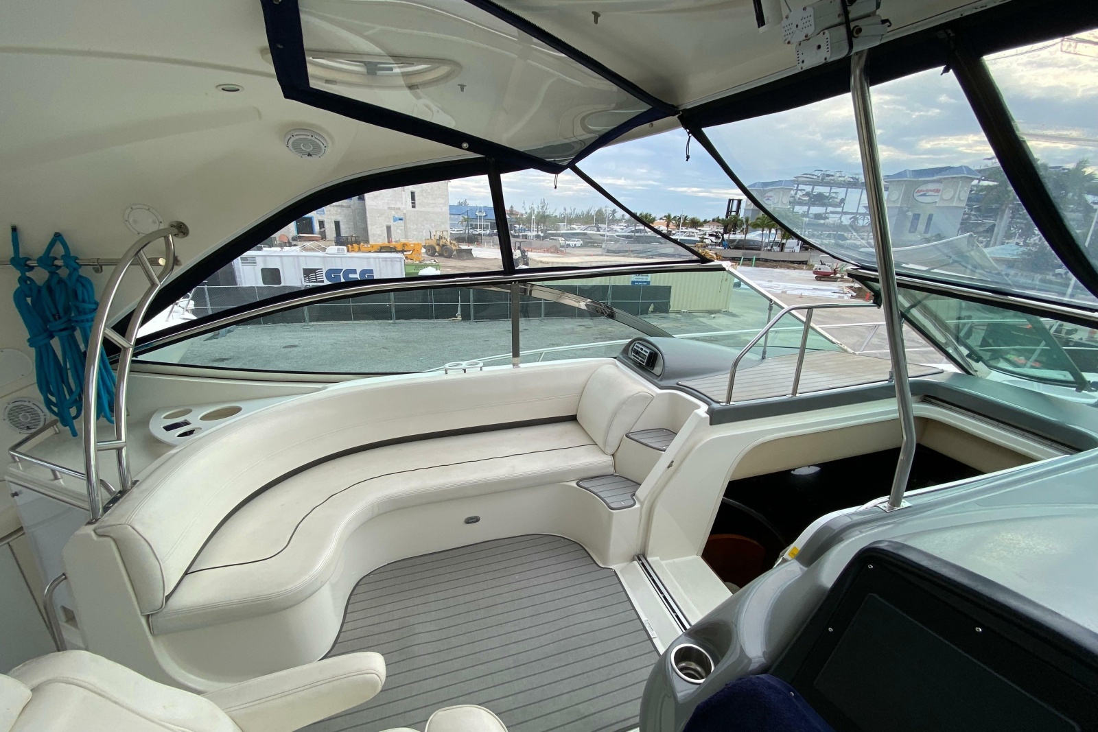 2006 Cruisers Yachts 520 Express