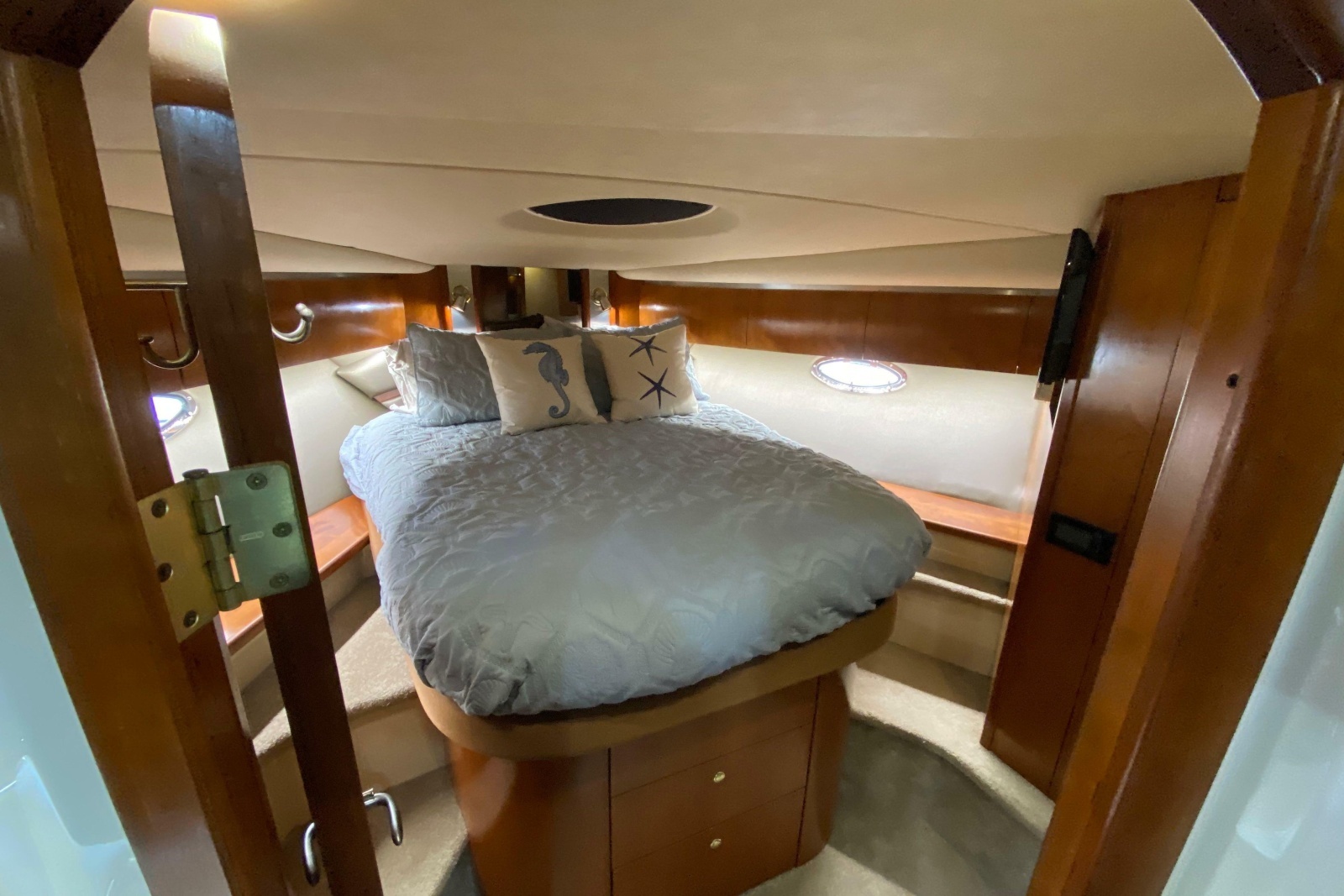 2006 Cruisers Yachts 520 Express