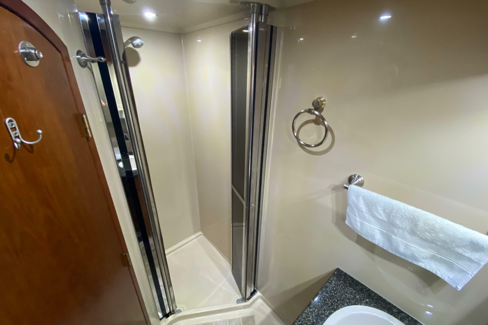 2006 Cruisers Yachts 520 Express