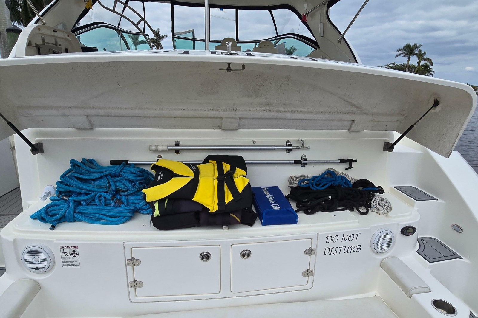 2006 Cruisers Yachts 520 Express
