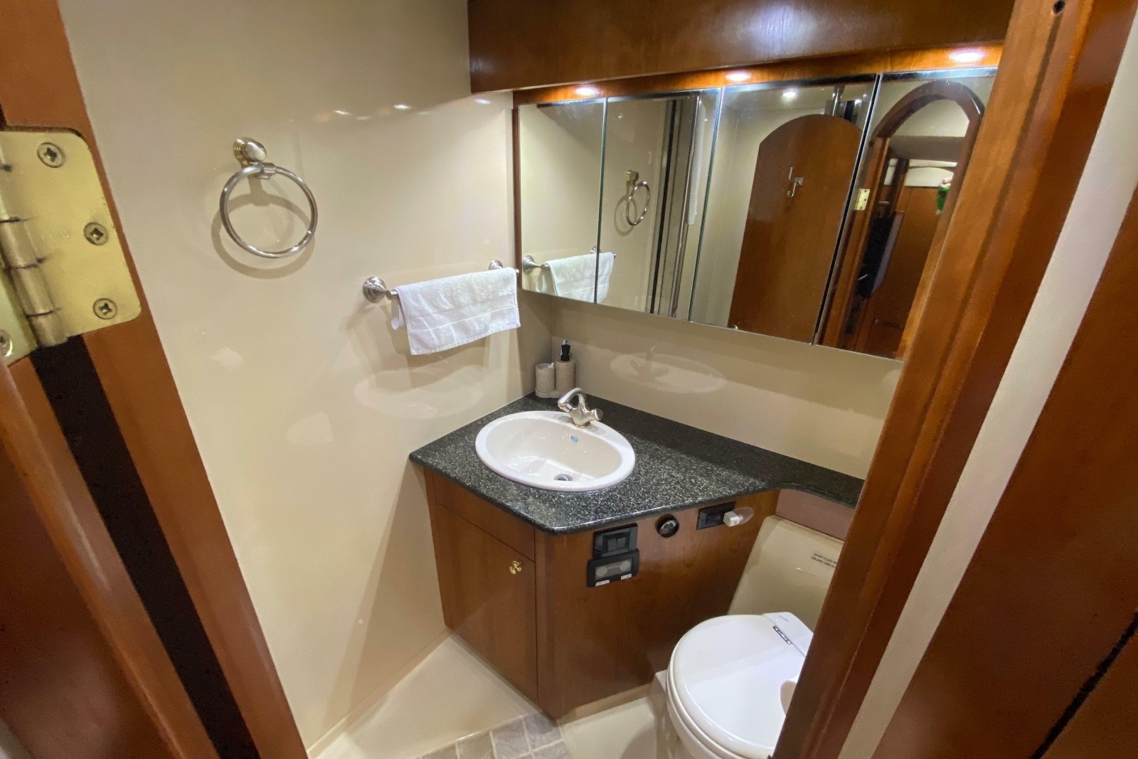 2006 Cruisers Yachts 520 Express