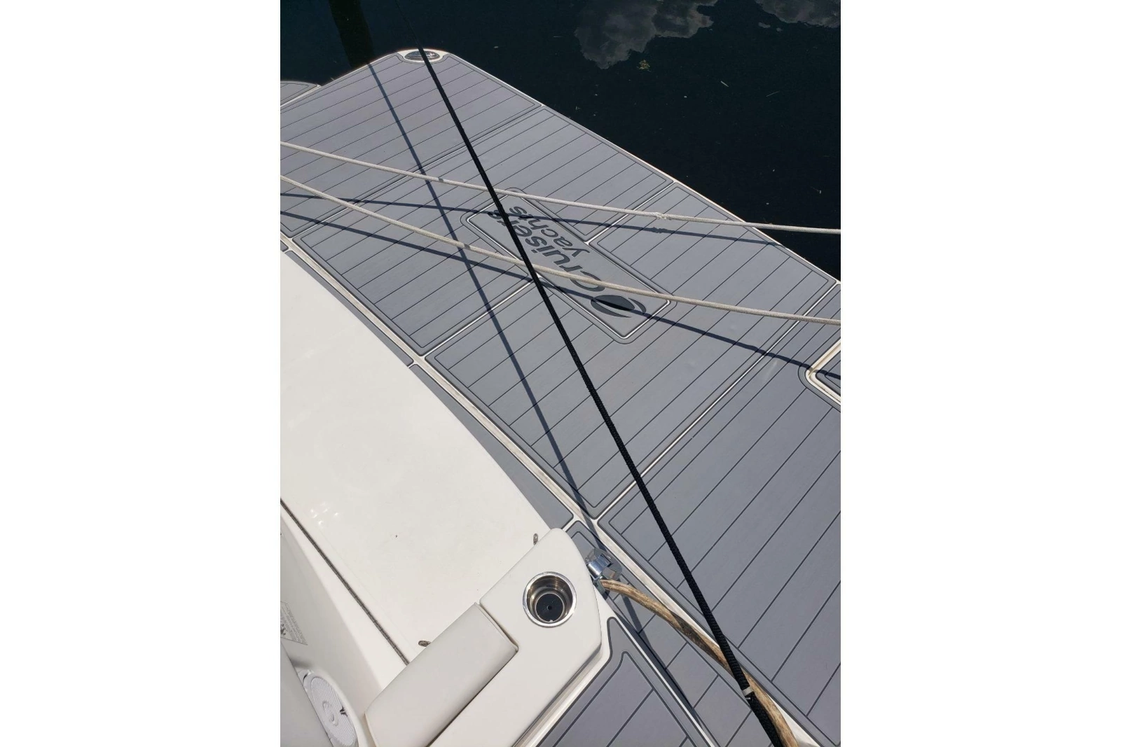 2006 Cruisers Yachts 520 Express