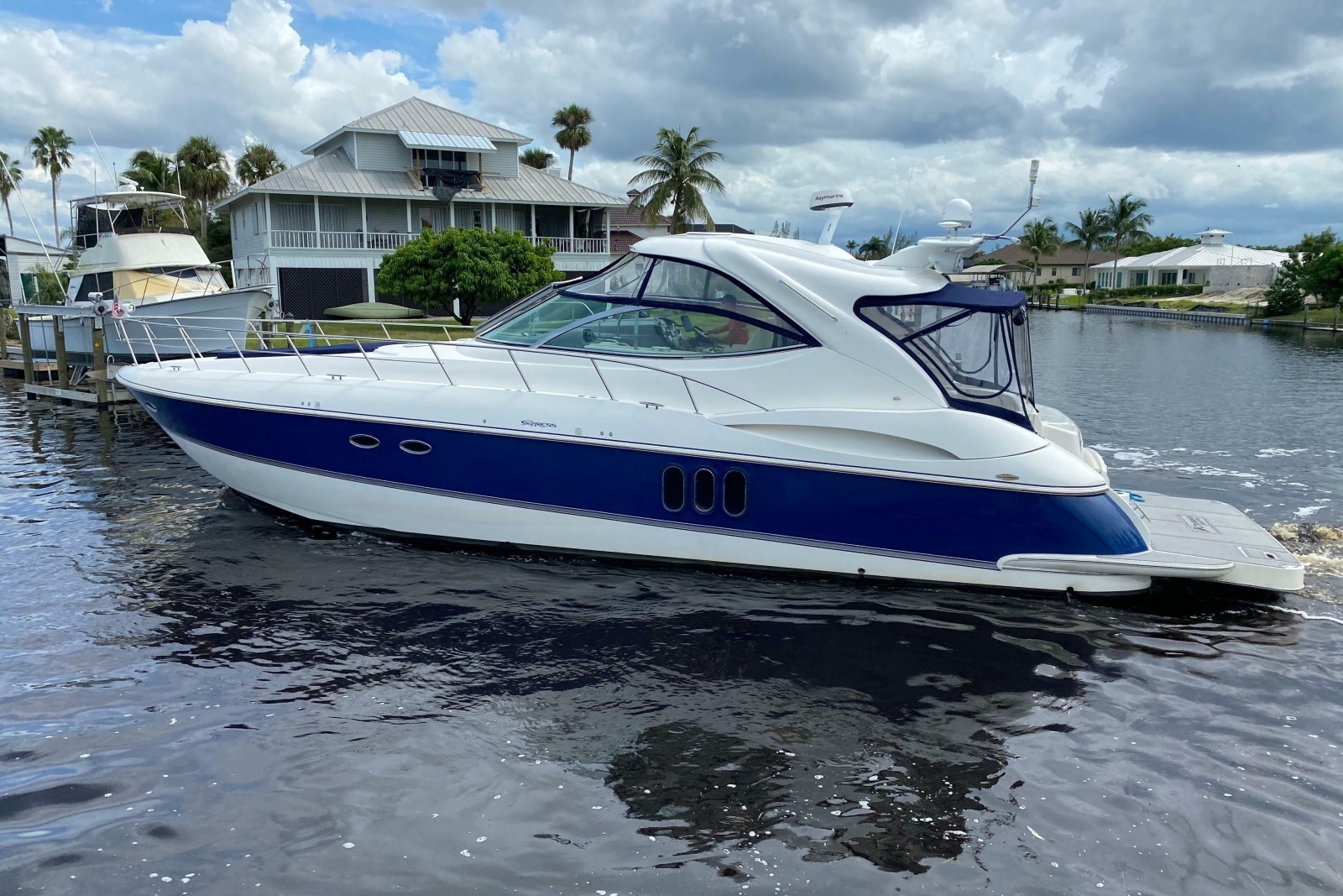 2006 Cruisers Yachts 520 Express