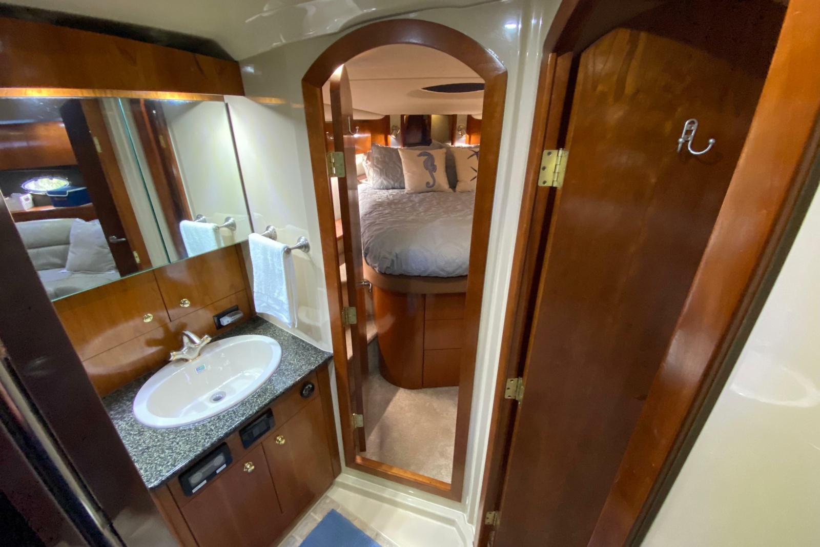 2006 Cruisers Yachts 520 Express