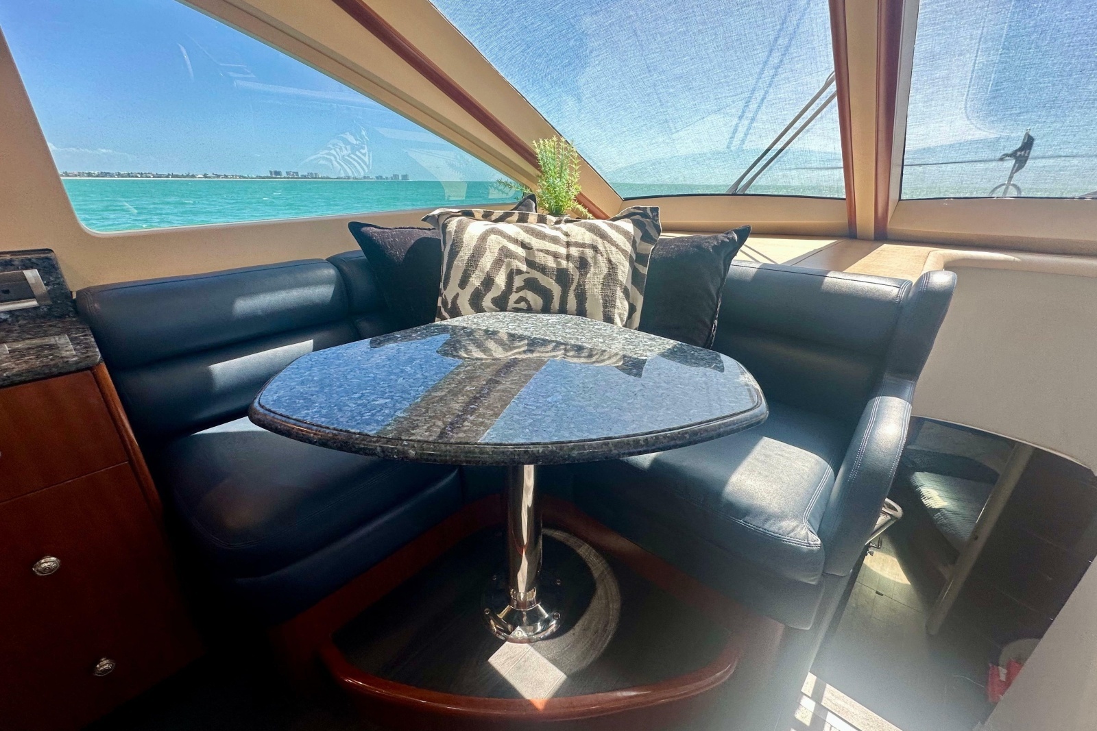 2006 Lazzara Yachts 68 Motoryacht