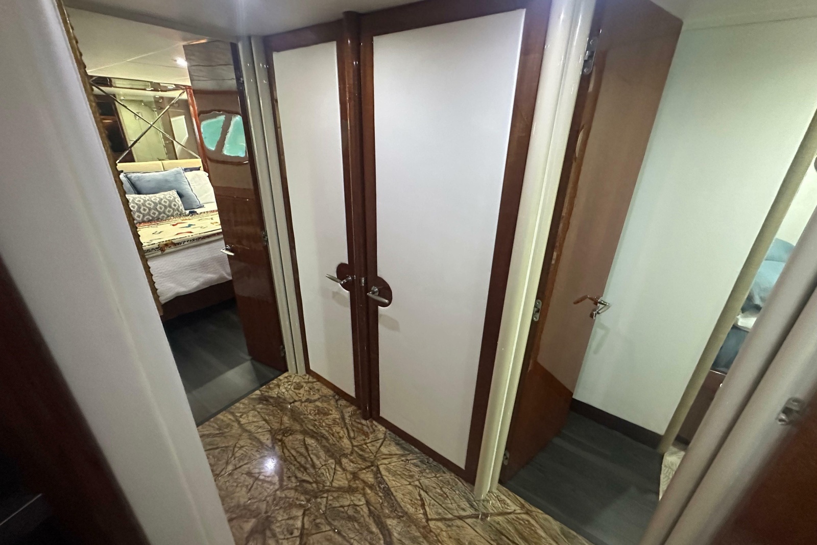 2006 Lazzara Yachts 68 Motoryacht