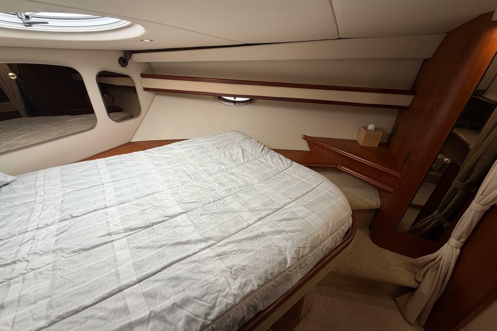 2001 Cruisers Yachts 3672 Express
