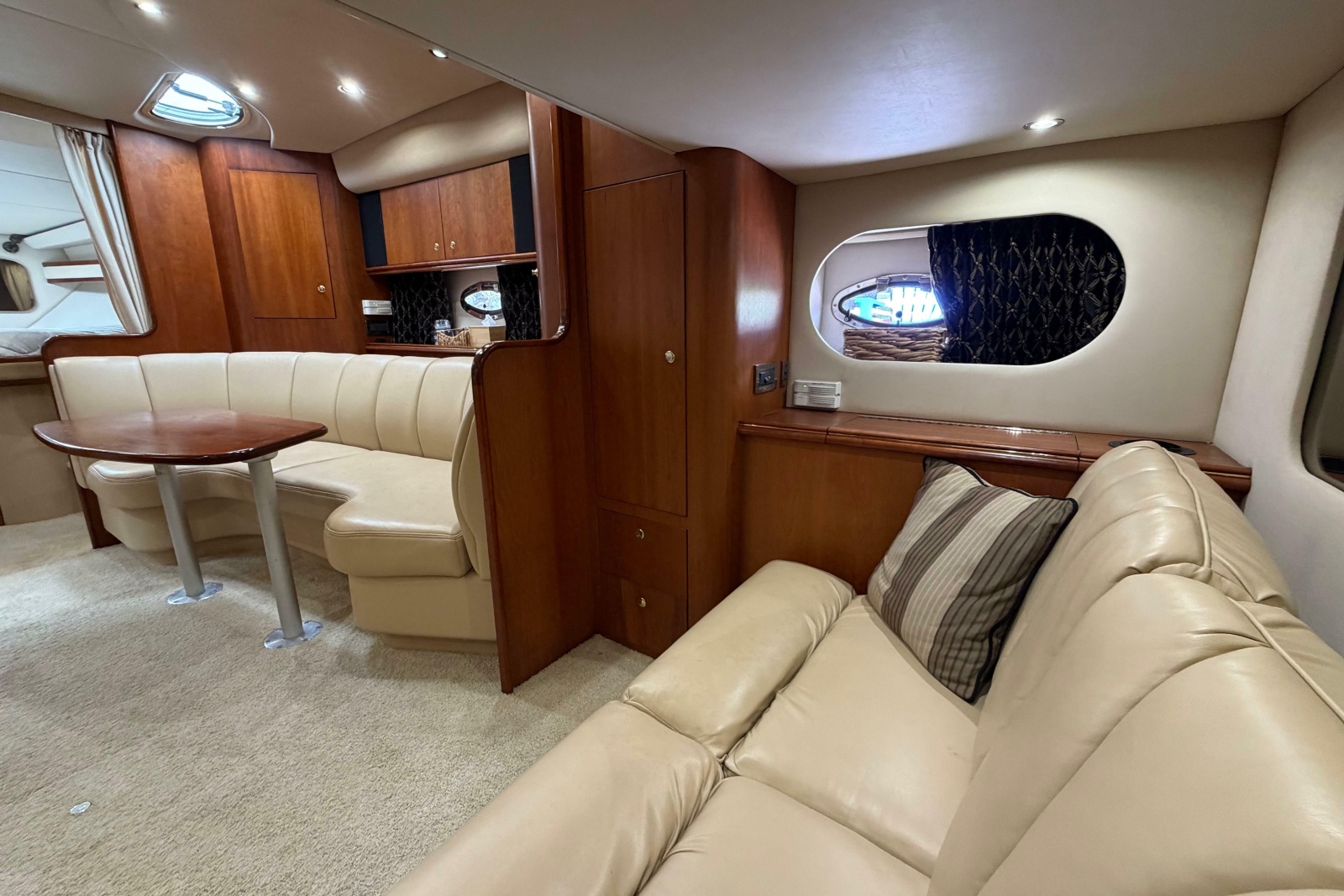 2001 Cruisers Yachts 3672 Express
