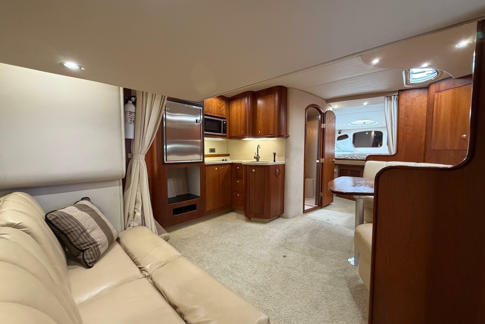 2001 Cruisers Yachts 3672 Express