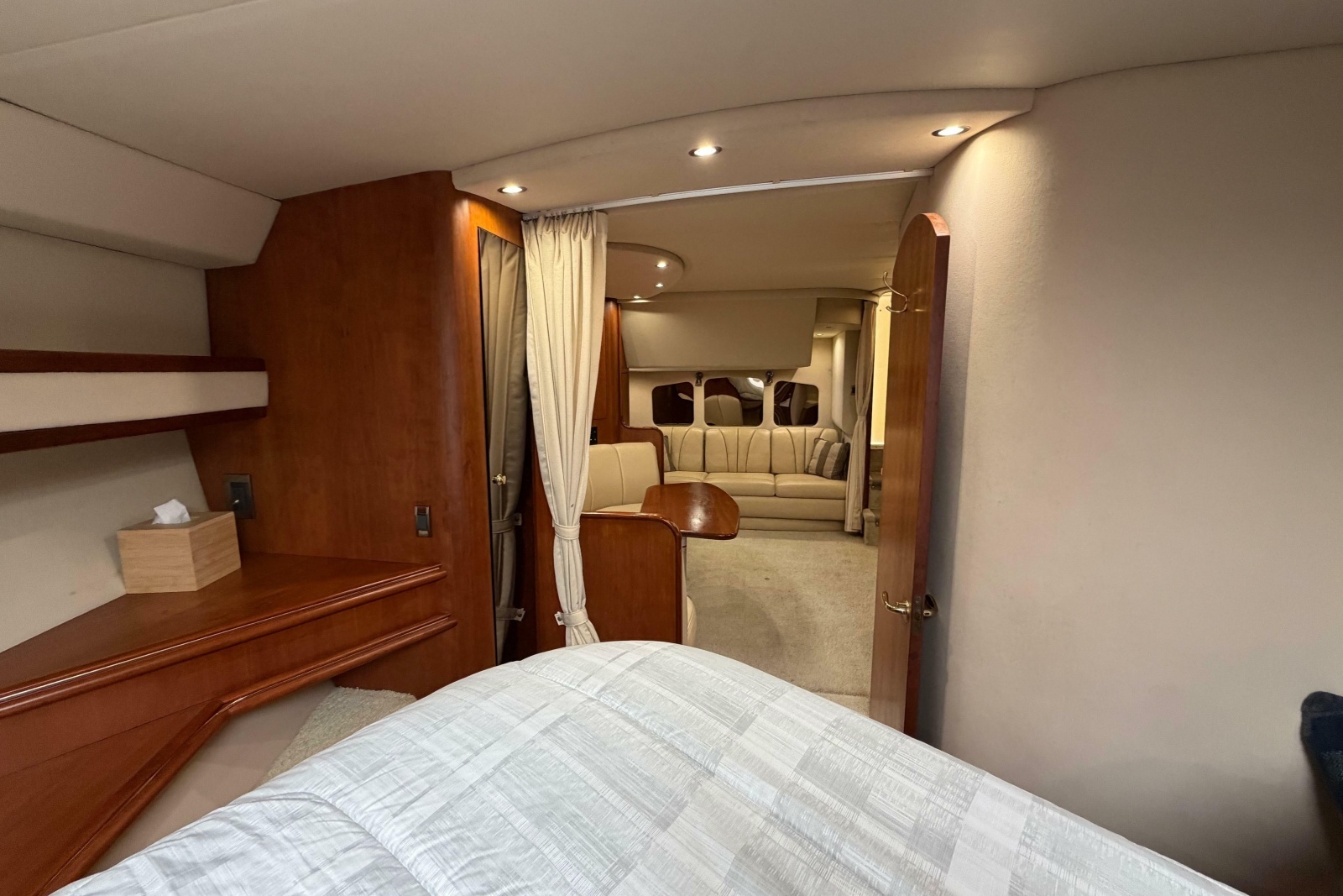 2001 Cruisers Yachts 3672 Express