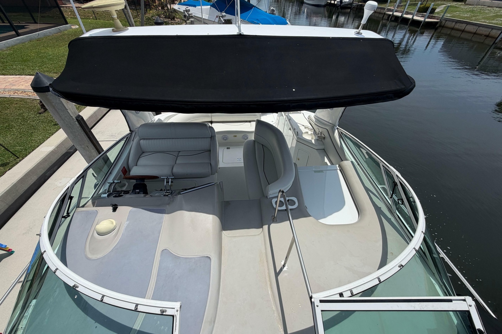 2001 Cruisers Yachts 3672 Express
