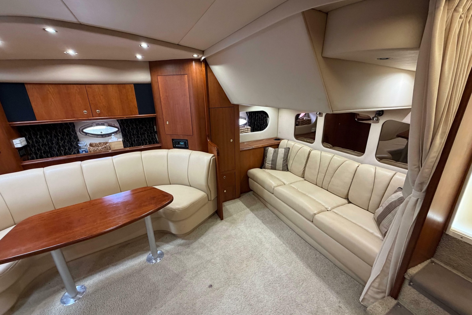 2001 Cruisers Yachts 3672 Express