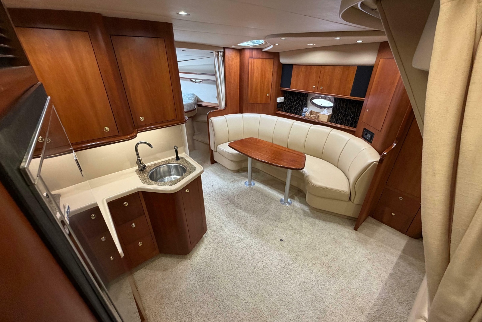 2001 Cruisers Yachts 3672 Express