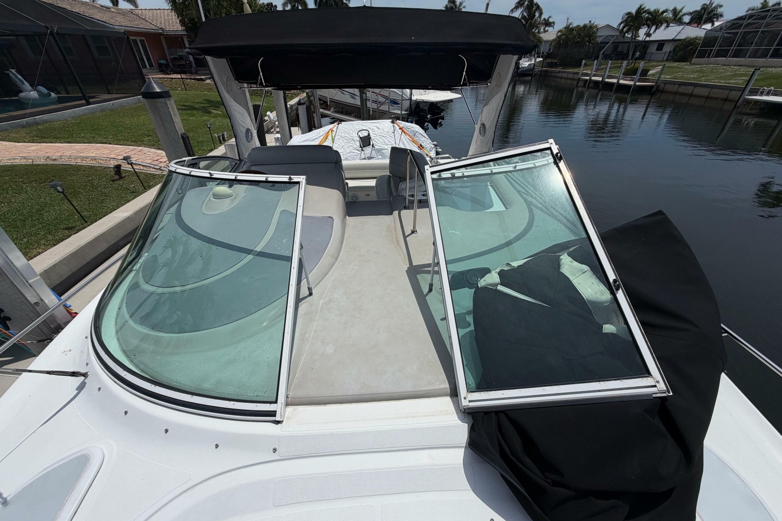 2001 Cruisers Yachts 3672 Express