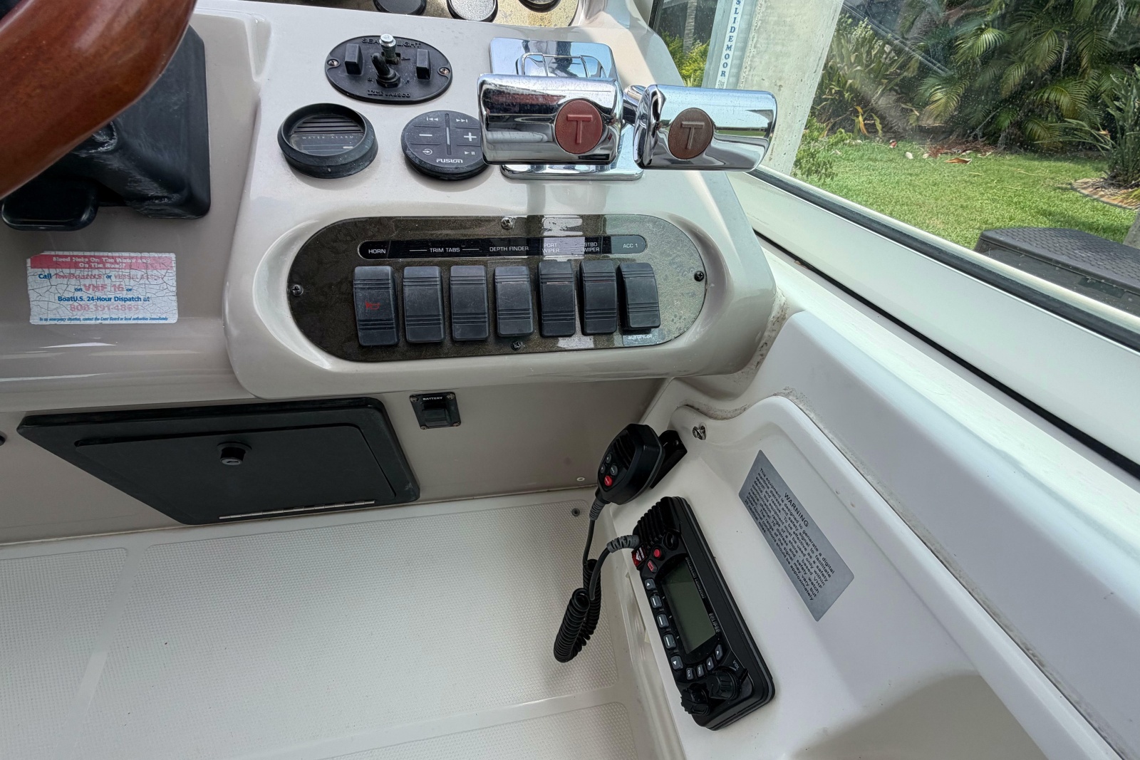 2001 Cruisers Yachts 3672 Express