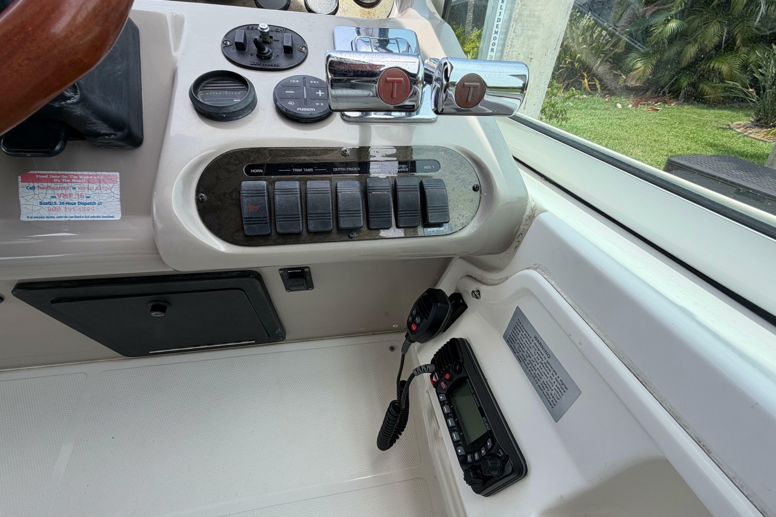 2001 Cruisers Yachts 3672 Express
