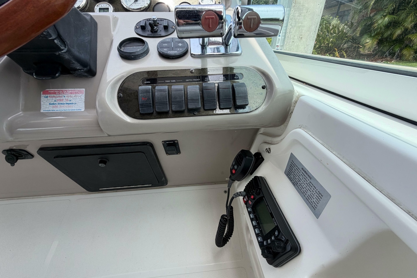 2001 Cruisers Yachts 3672 Express