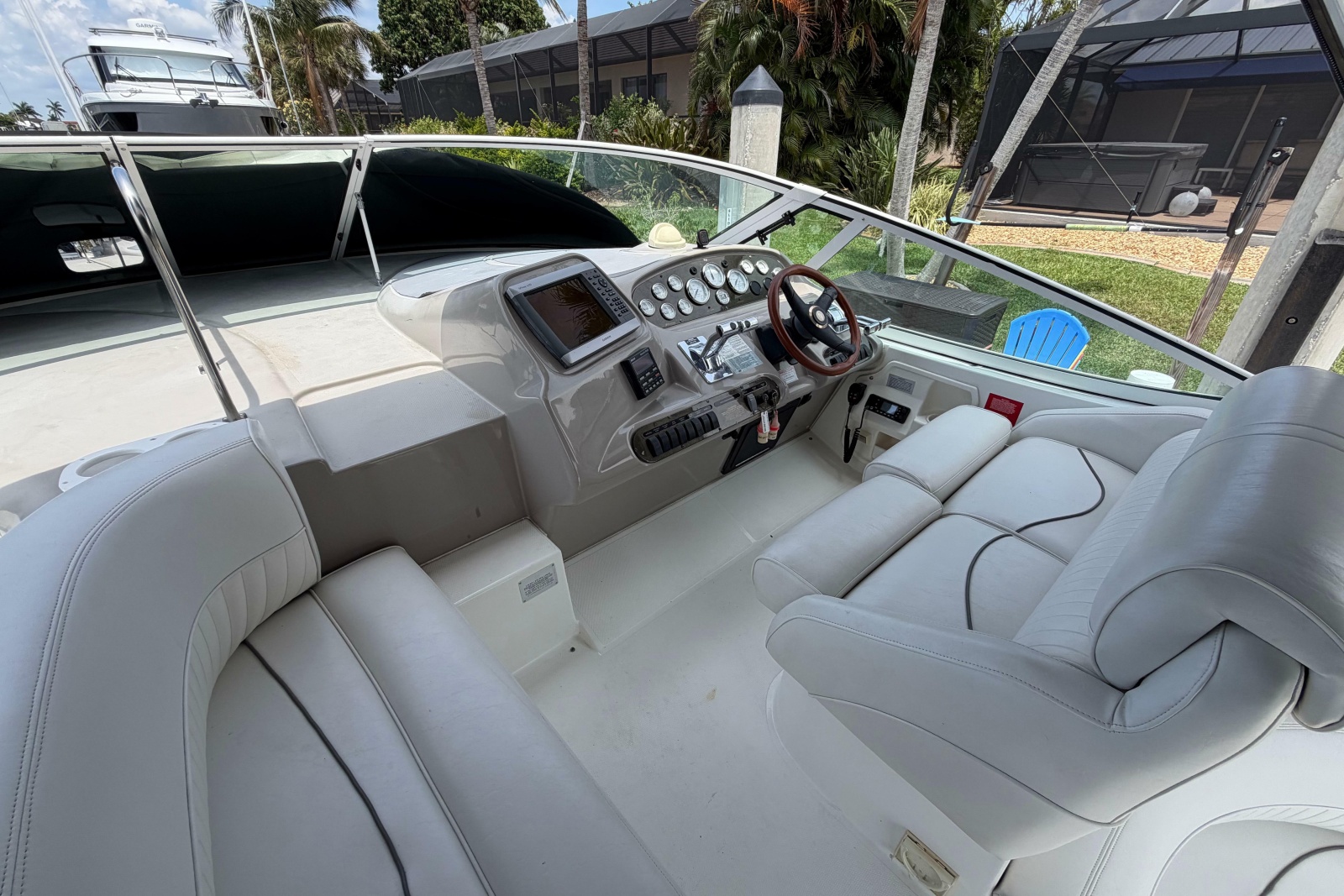 2001 Cruisers Yachts 3672 Express
