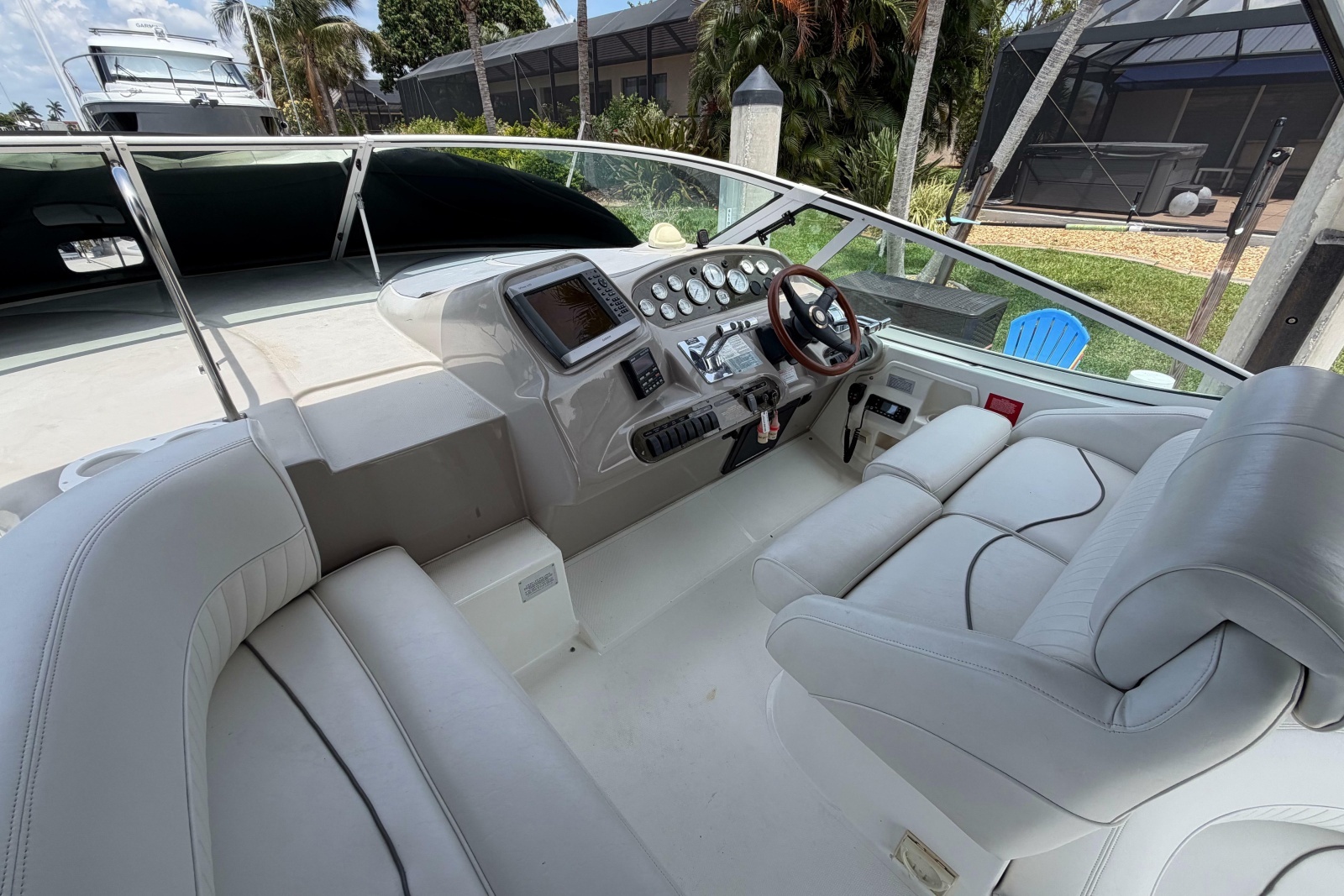 2001 Cruisers Yachts 3672 Express