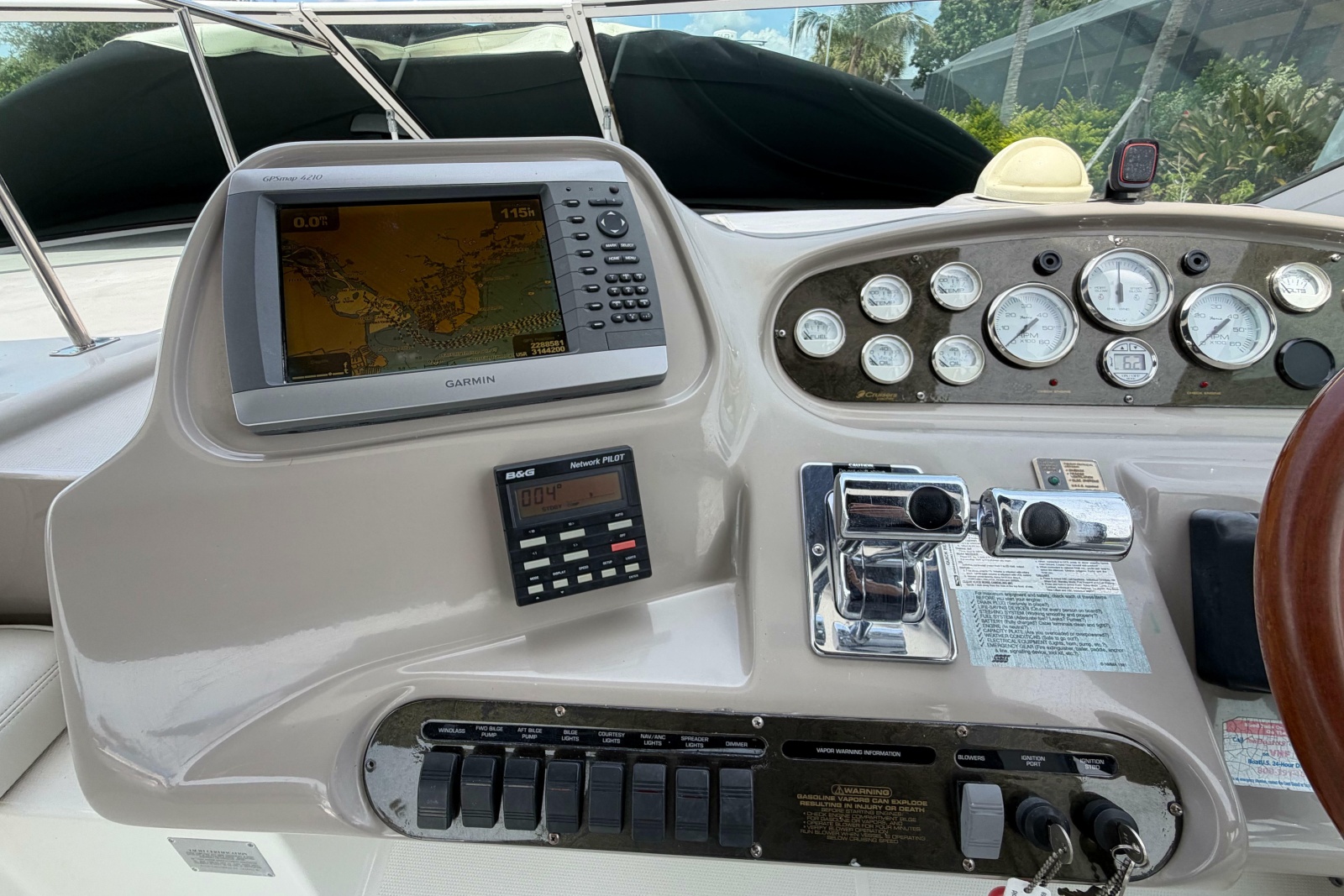 2001 Cruisers Yachts 3672 Express