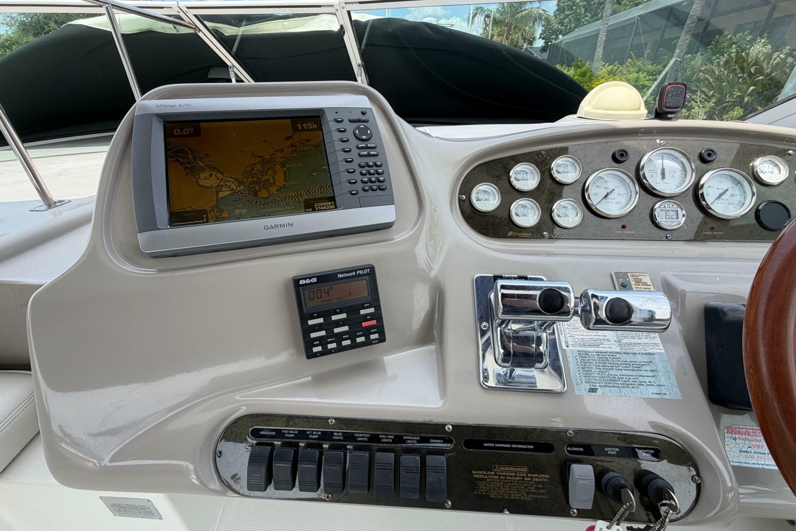 2001 Cruisers Yachts 3672 Express
