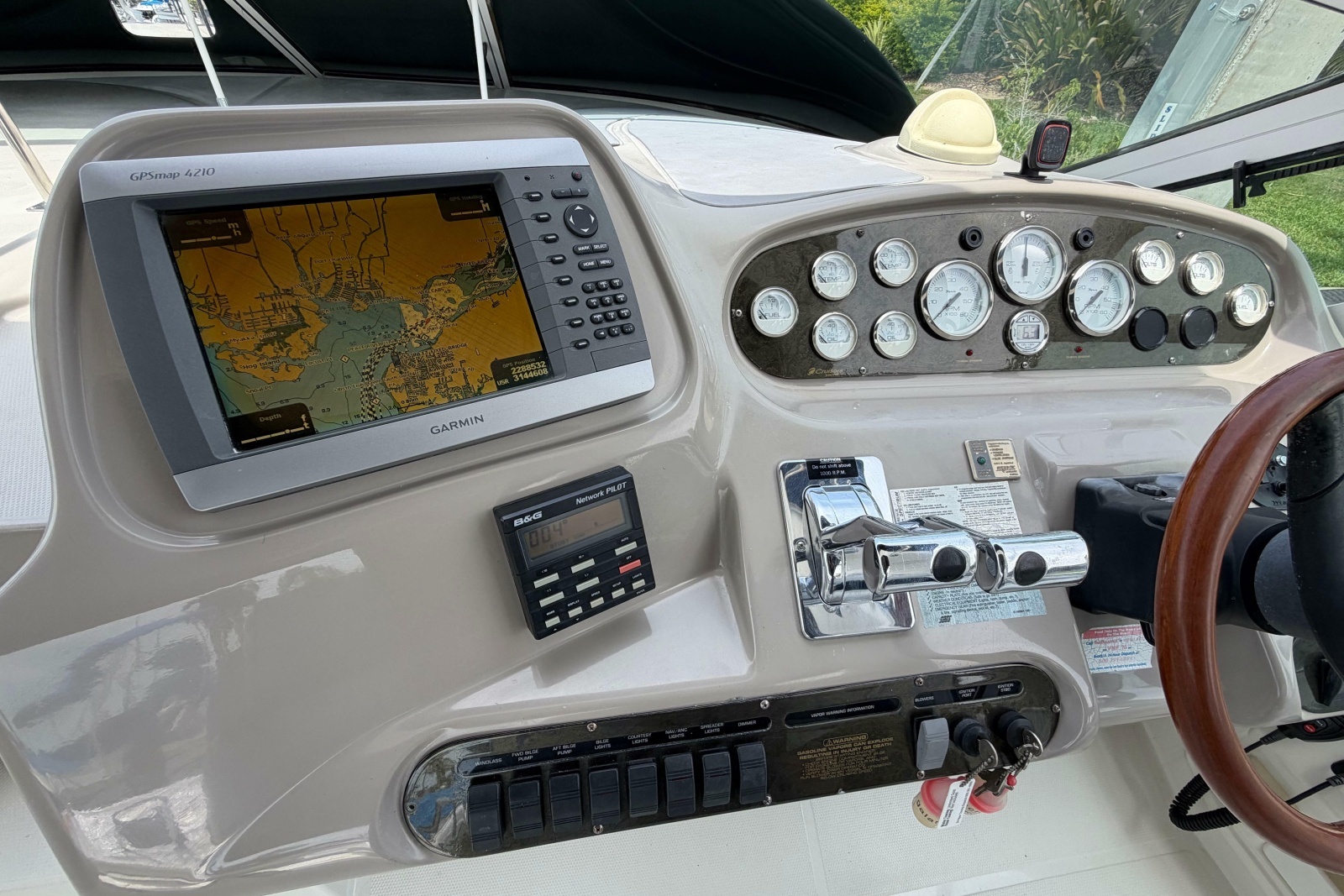 2001 Cruisers Yachts 3672 Express