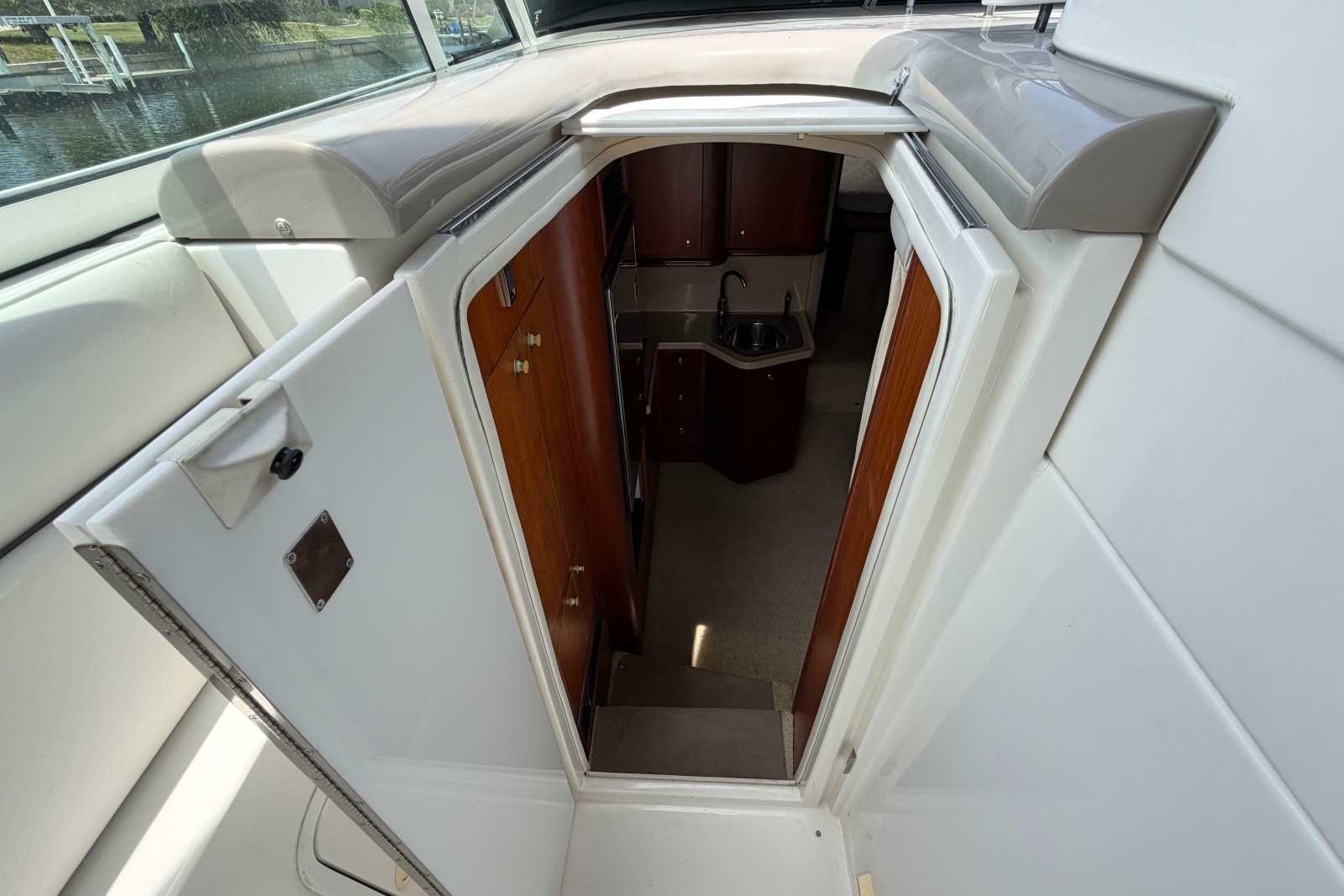 2001 Cruisers Yachts 3672 Express