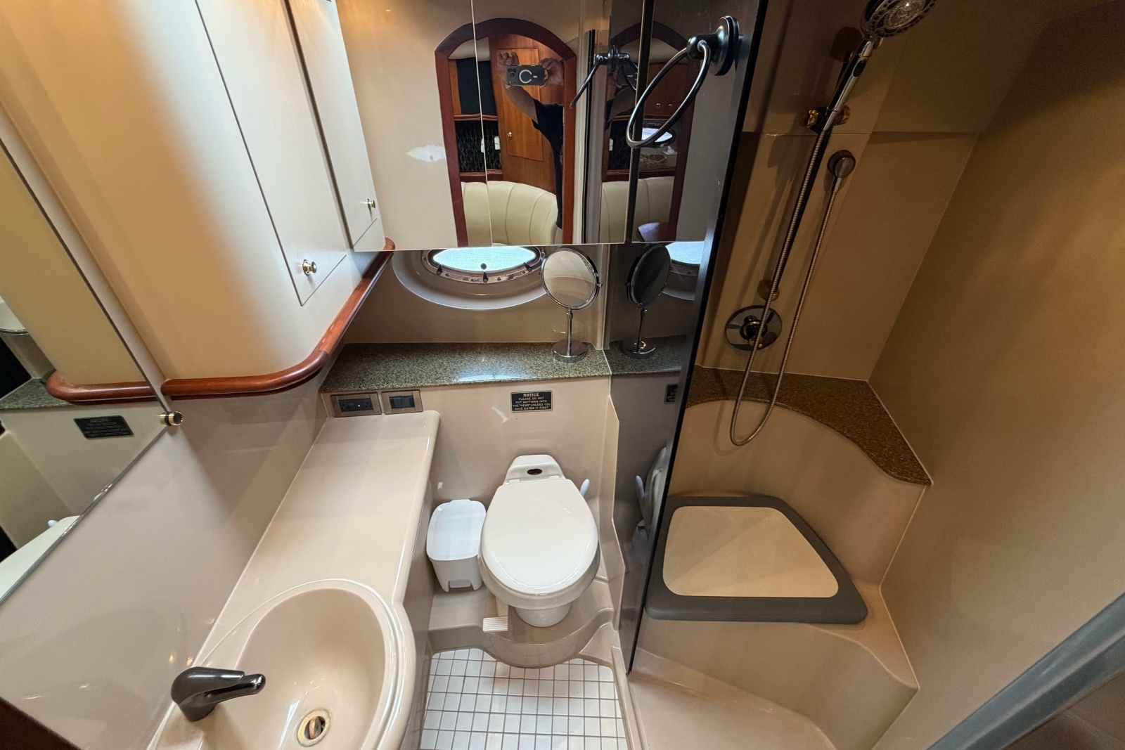 2001 Cruisers Yachts 3672 Express