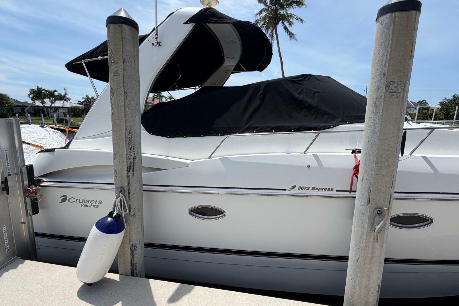 2001 Cruisers Yachts 3672 Express
