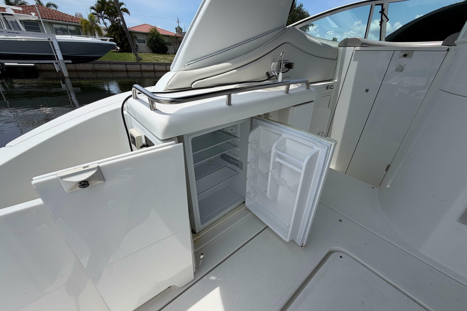 2001 Cruisers Yachts 3672 Express