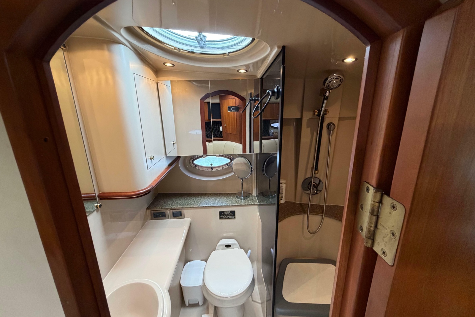 2001 Cruisers Yachts 3672 Express