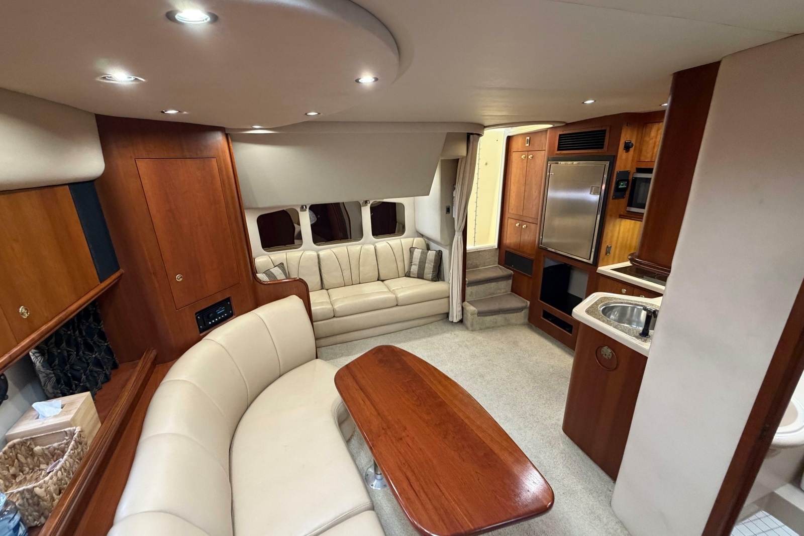 2001 Cruisers Yachts 3672 Express
